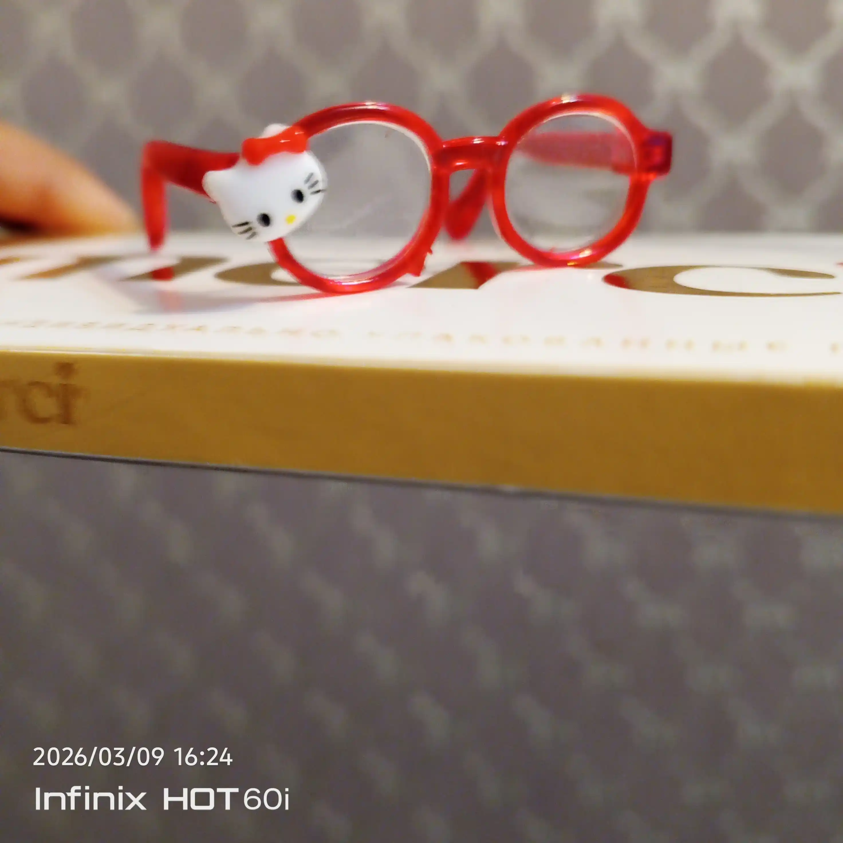 Ayollar zanjiri, marjon, "Hello Kitty ko‘zoynak" y2k, dofamin uslubi