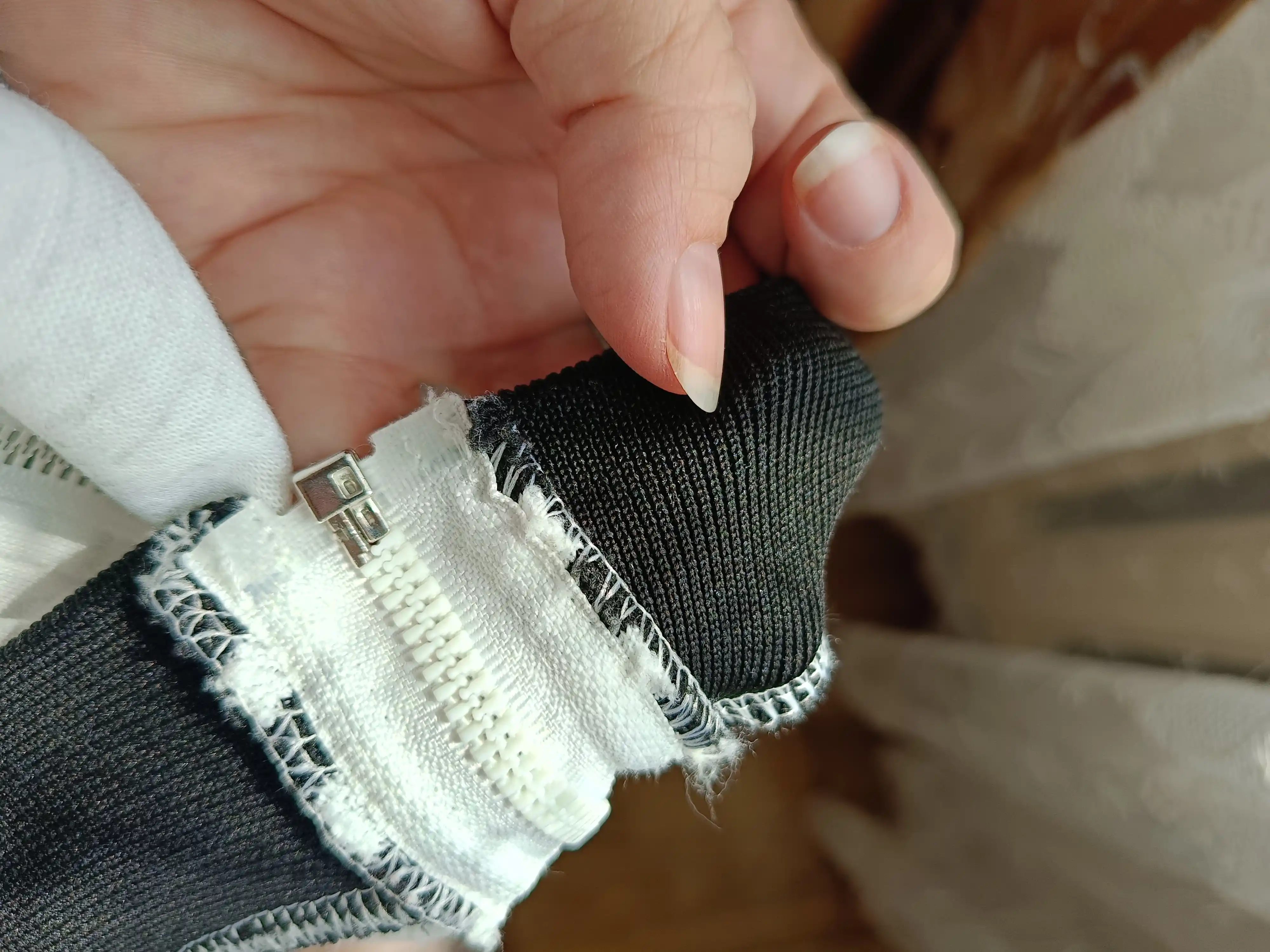 Tolstovka ayollar uchun, chaqmoq ustidagi baland yoqali - EllyFashion