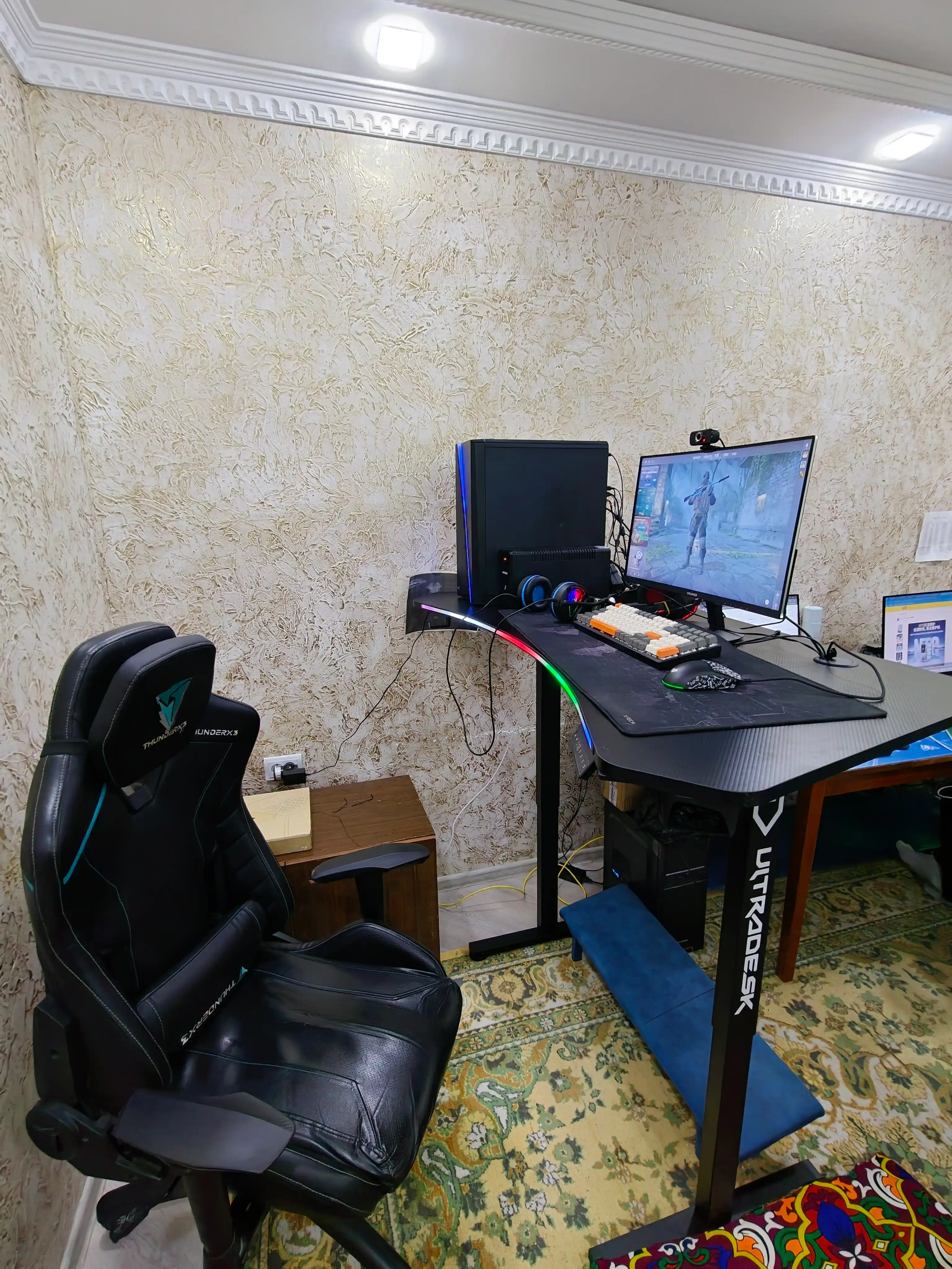 144×74 sm o‘lchamdagi elektr boshqariladigan kompyuter stoli, RGB yoritgichli, Level2 karbon stol