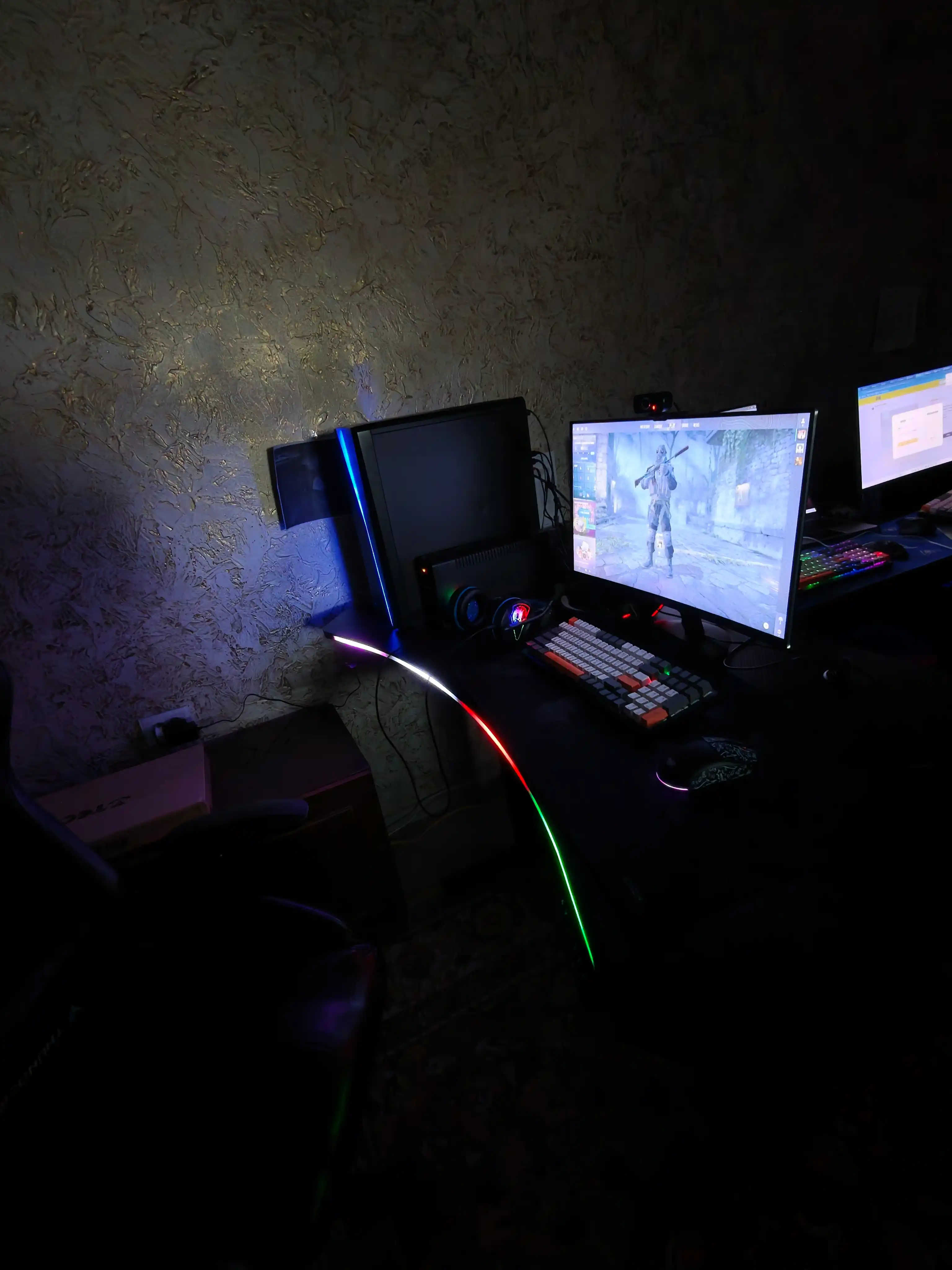 144×74 sm o‘lchamdagi elektr boshqariladigan kompyuter stoli, RGB yoritgichli, Level2 karbon stol