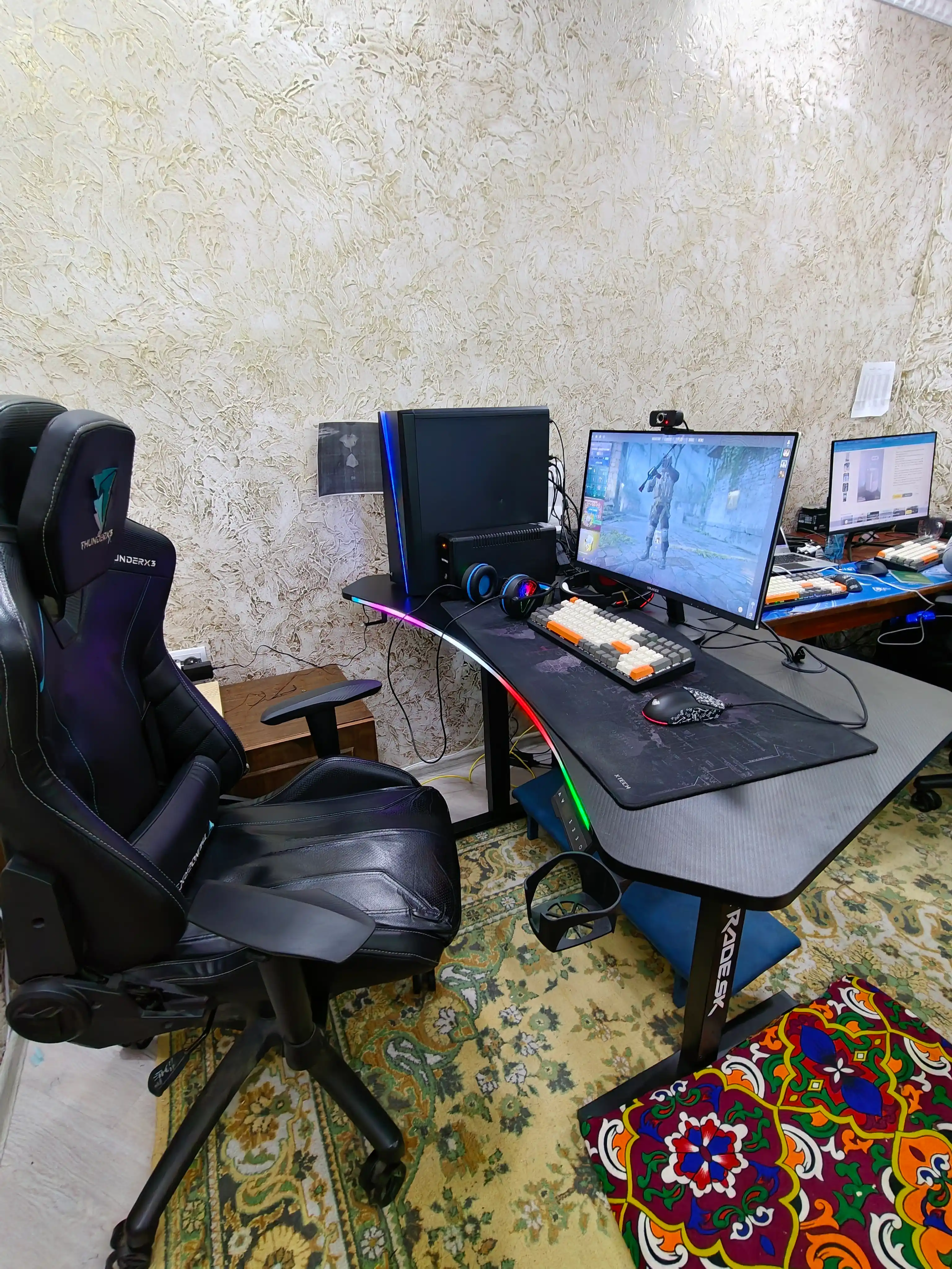 144×74 sm o‘lchamdagi elektr boshqariladigan kompyuter stoli, RGB yoritgichli, Level2 karbon stol