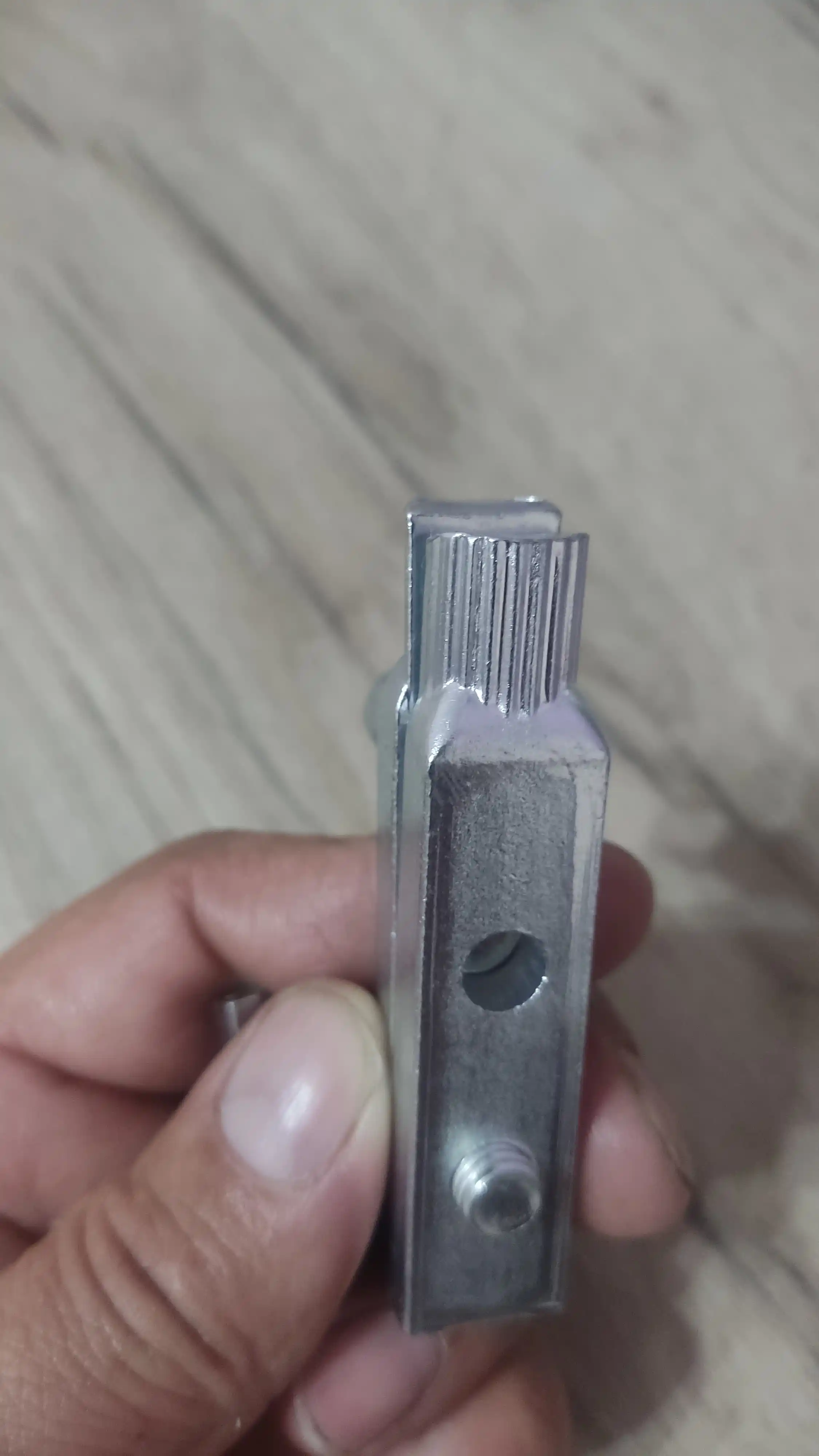 Kran va quvur ichki rezbasini chiqarish uchun metall sozlanadigan ekstraktor asbobi