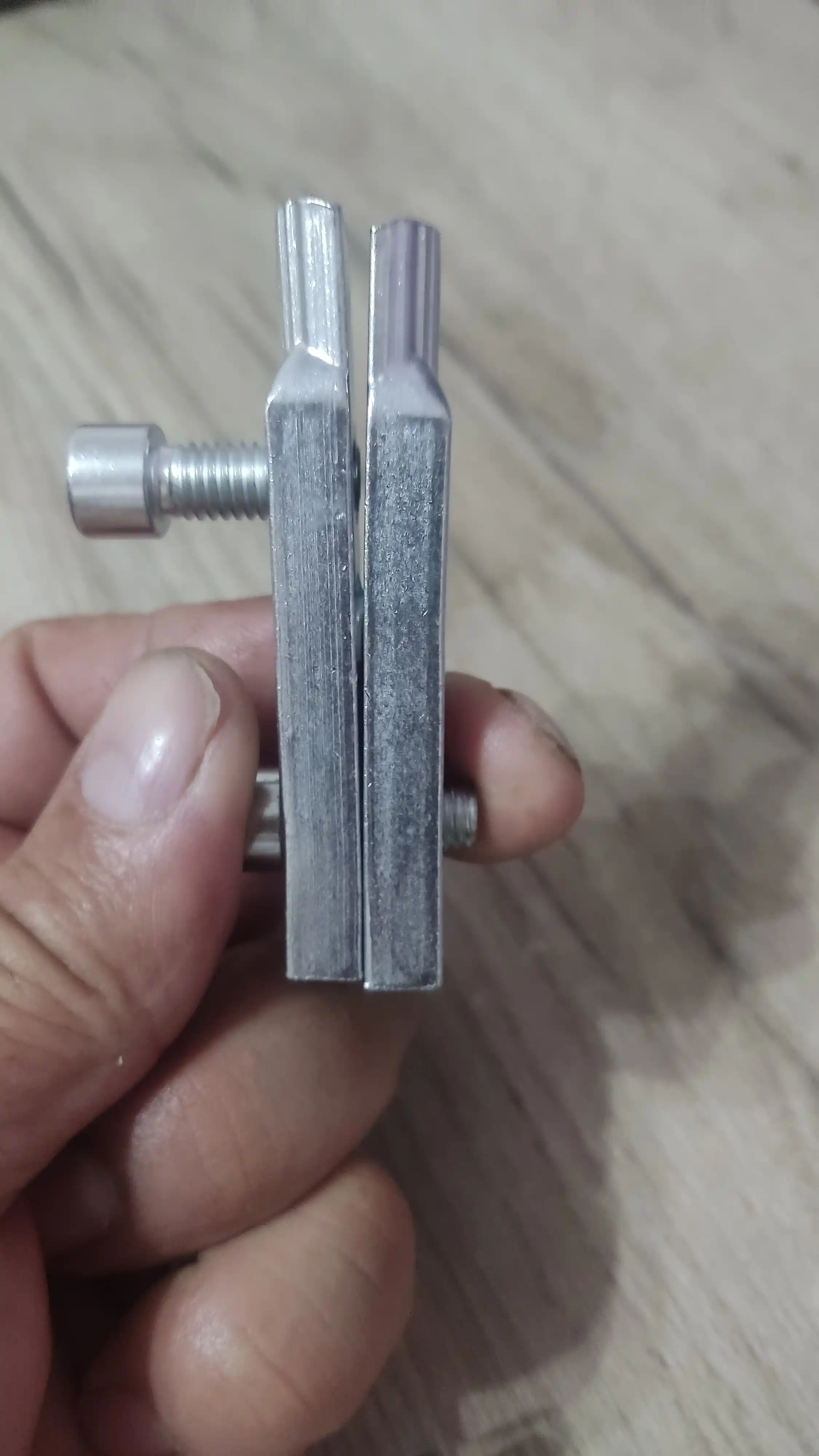 Kran va quvur ichki rezbasini chiqarish uchun metall sozlanadigan ekstraktor asbobi