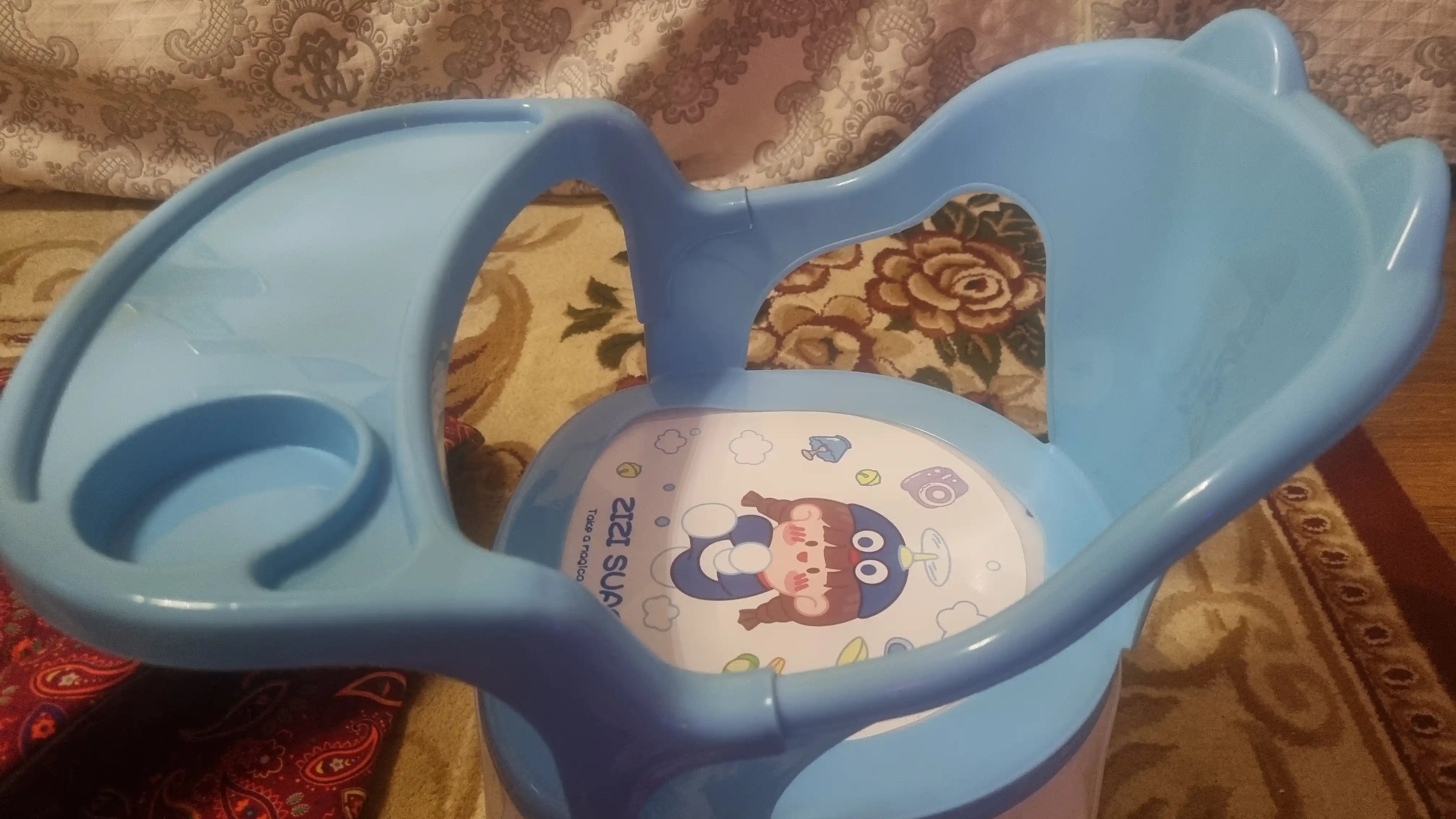 Детский пластиковый стул, удобный и устойчивый