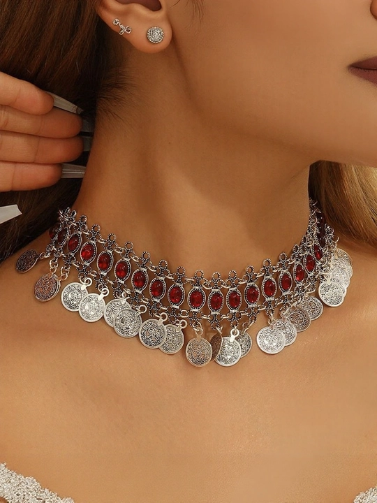 Milliy taqinchoqlarning ikki turi - choker va diadema