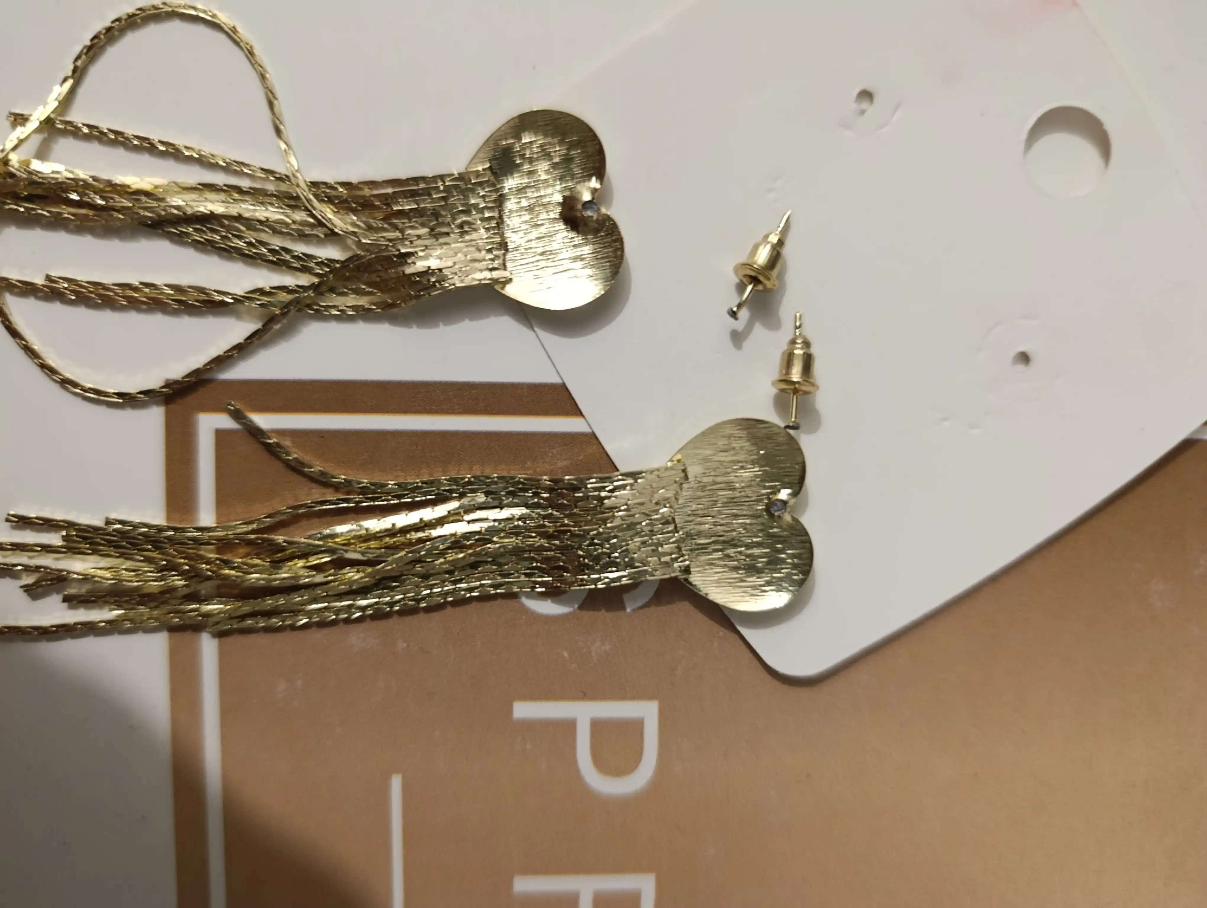 Turli shakl va ranglardagi katta o'lchamli sirg‘alar