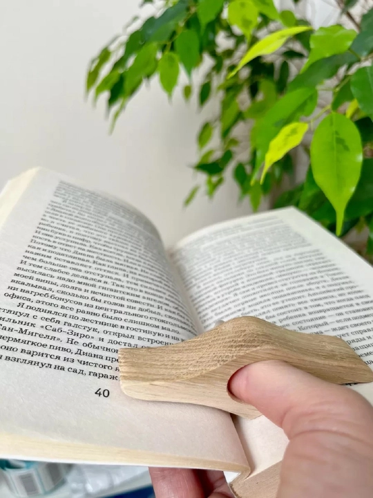 Yog‘och kitob sahifa tutgichi, bir qo‘l bilan o‘qish uchun