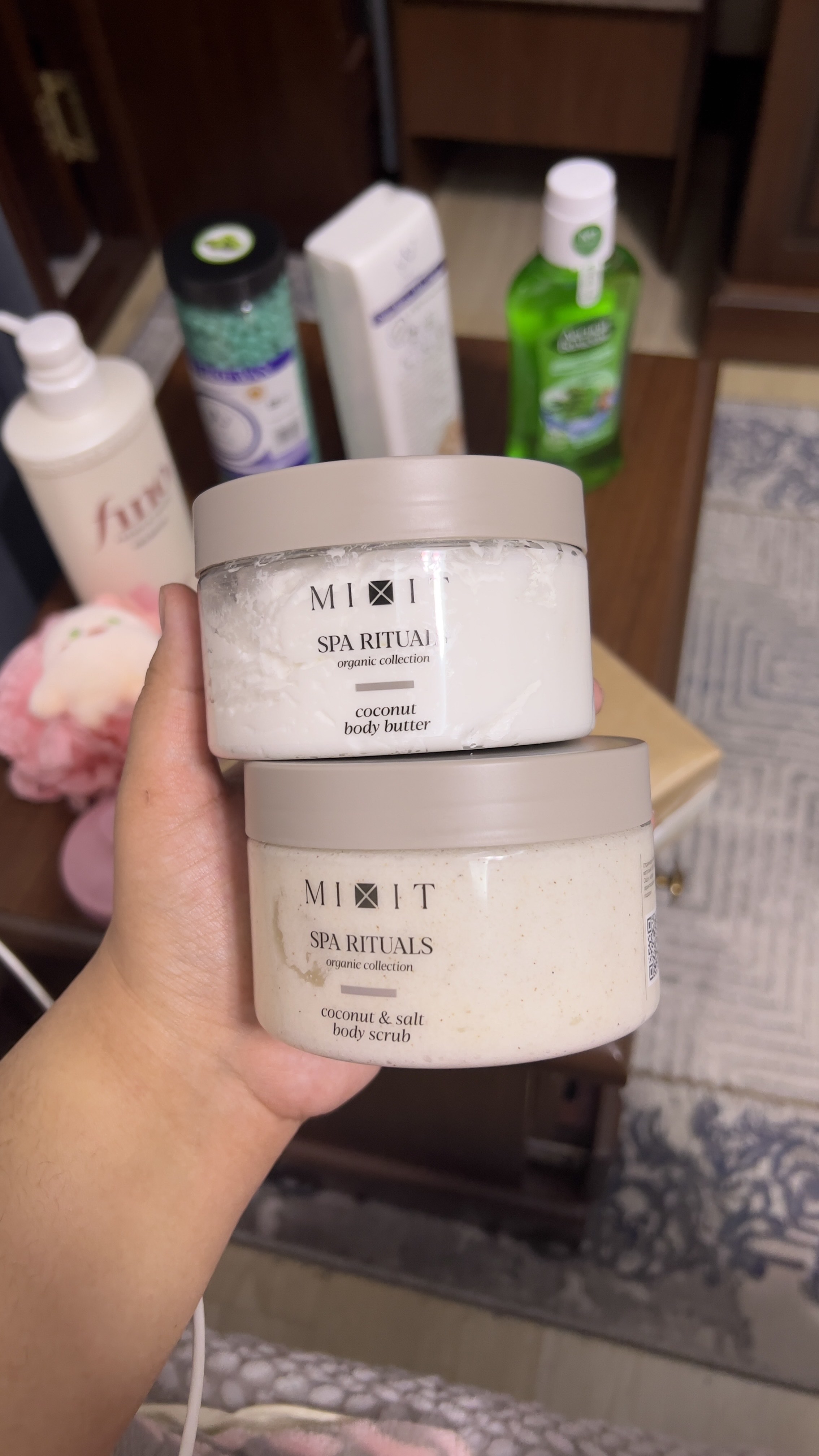 Kokos va dengiz tuzi bilan tana skrabi MIXIT Spa Rituals Coconut & Salt, 300 g