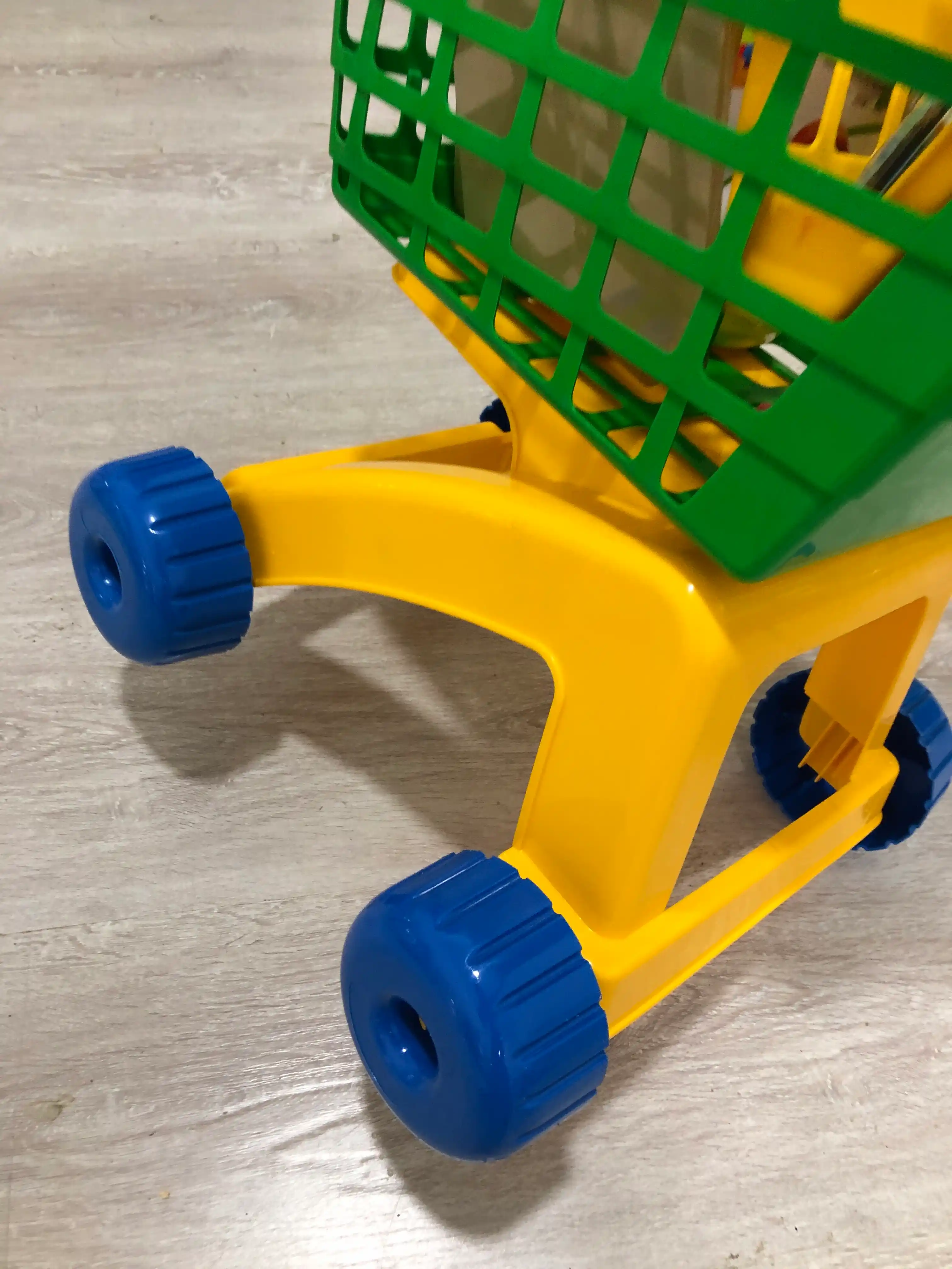 Bolalar uchun plastik o‘yinchoq aravacha 1-3 yosh