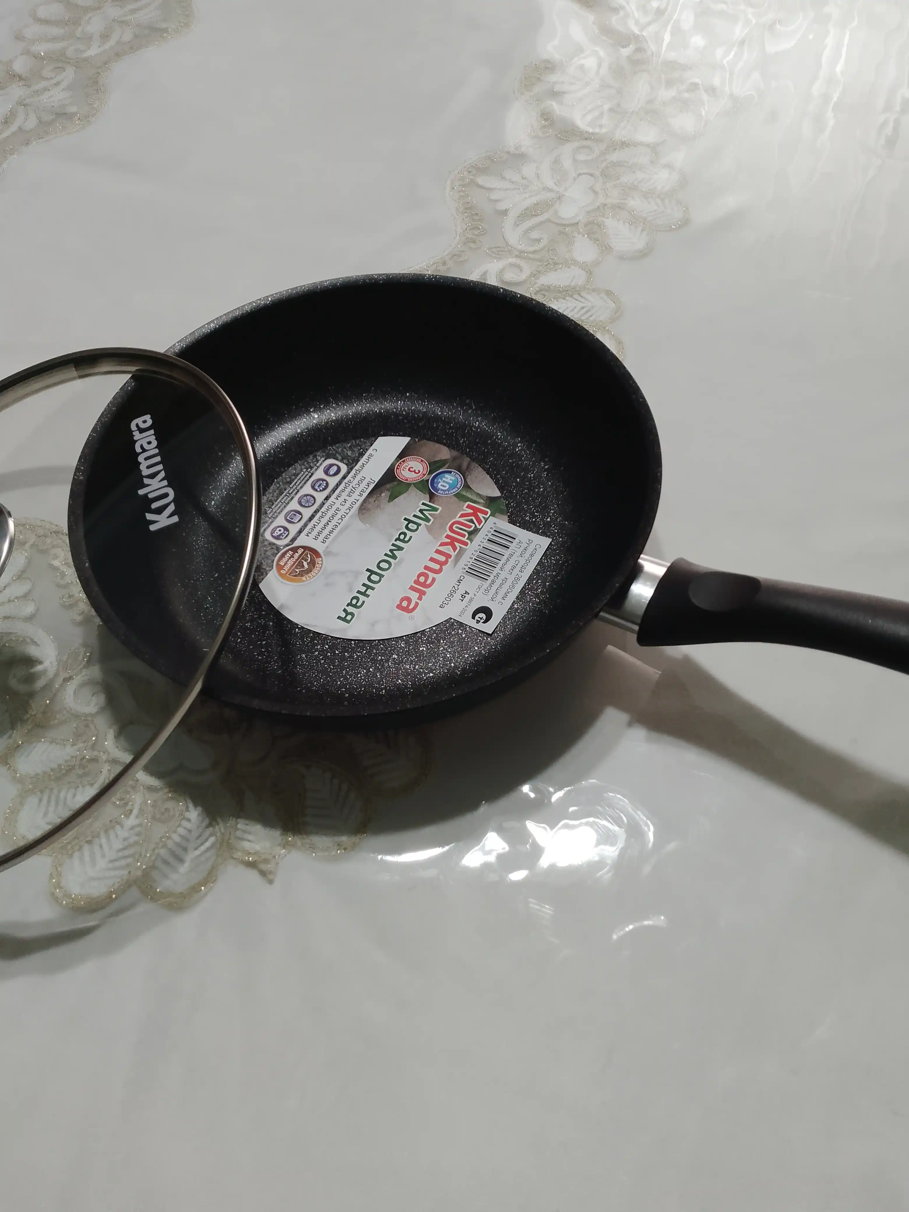 Tova Kukmara yopishmaydigan qoplamali, qora marmar tutqich va shisha qopqoq bilan