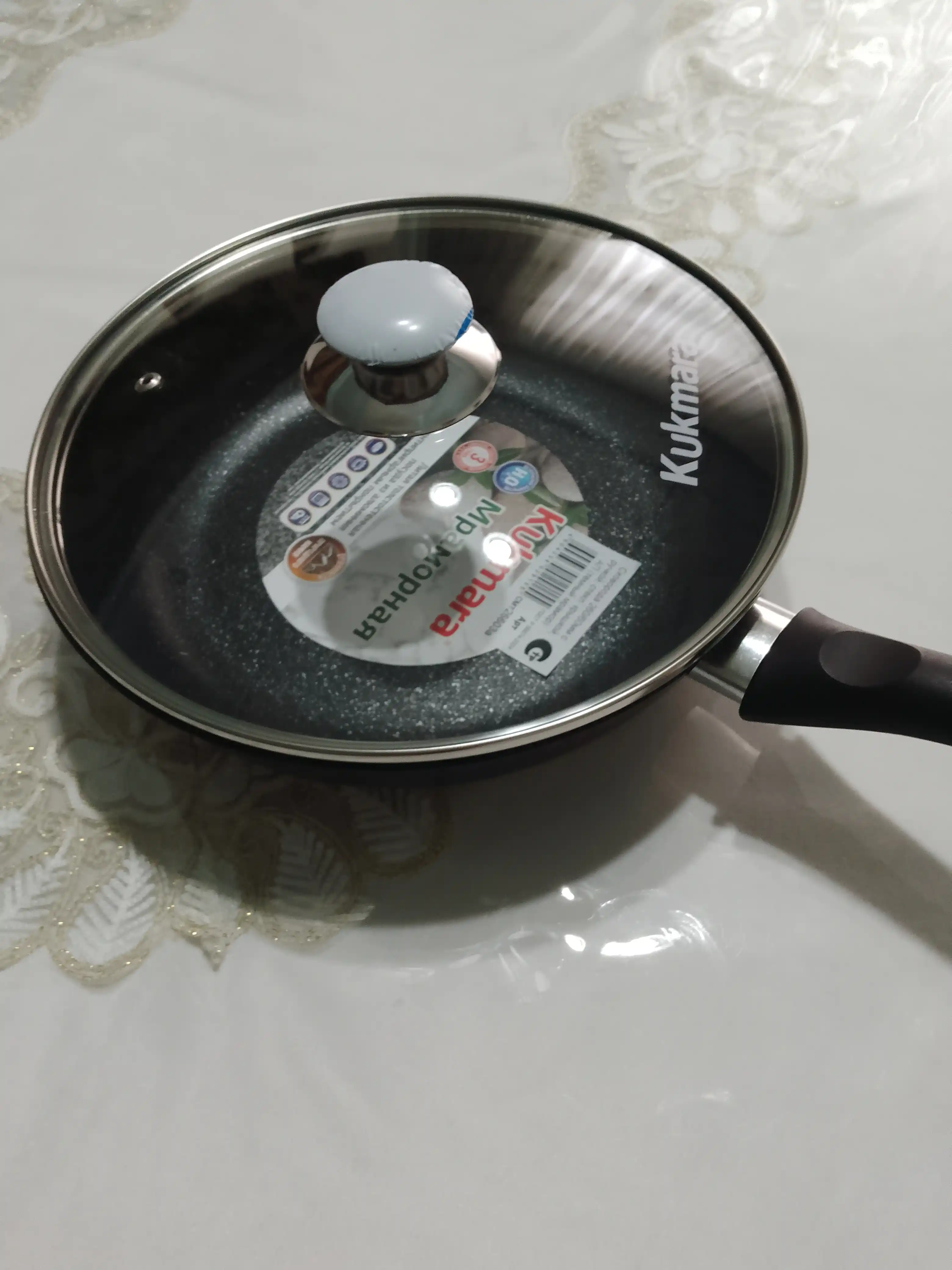 Tova Kukmara yopishmaydigan qoplamali, qora marmar tutqich va shisha qopqoq bilan