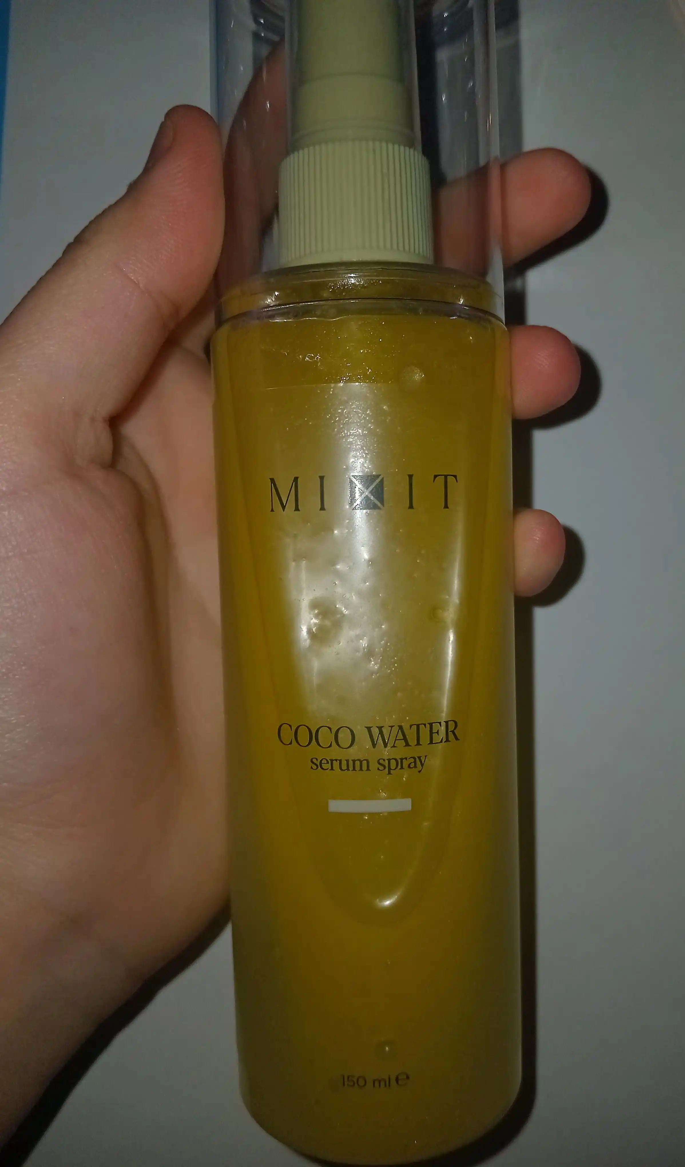 MIXIT Coco Water yuz uchun seramid va kokos suvli namlantiruvchi serum-sprey, 150 ml
