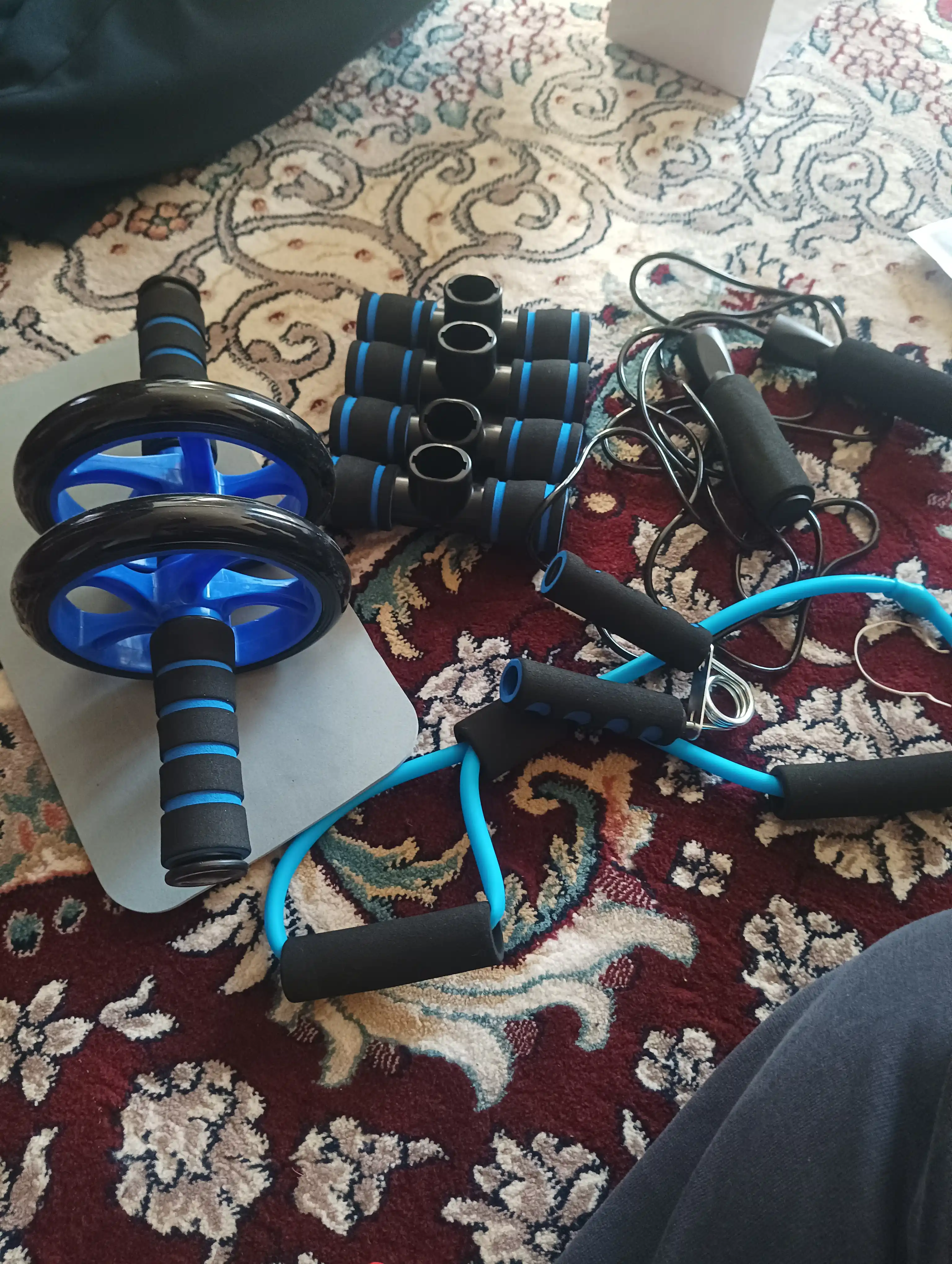 Fitnes to‘plami: press uchun rolik, qo‘llarni bukish uchun tayanchlar, 2 ta ekspander, sakrash arqoni