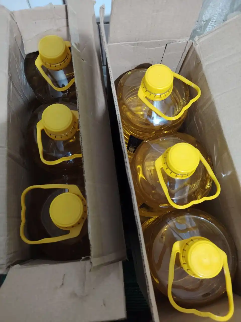 Oila tanlovi kungaboqar yog‘i, tozalangan va hidlari yo‘qotilgan, 5 litrdan 6 dona.