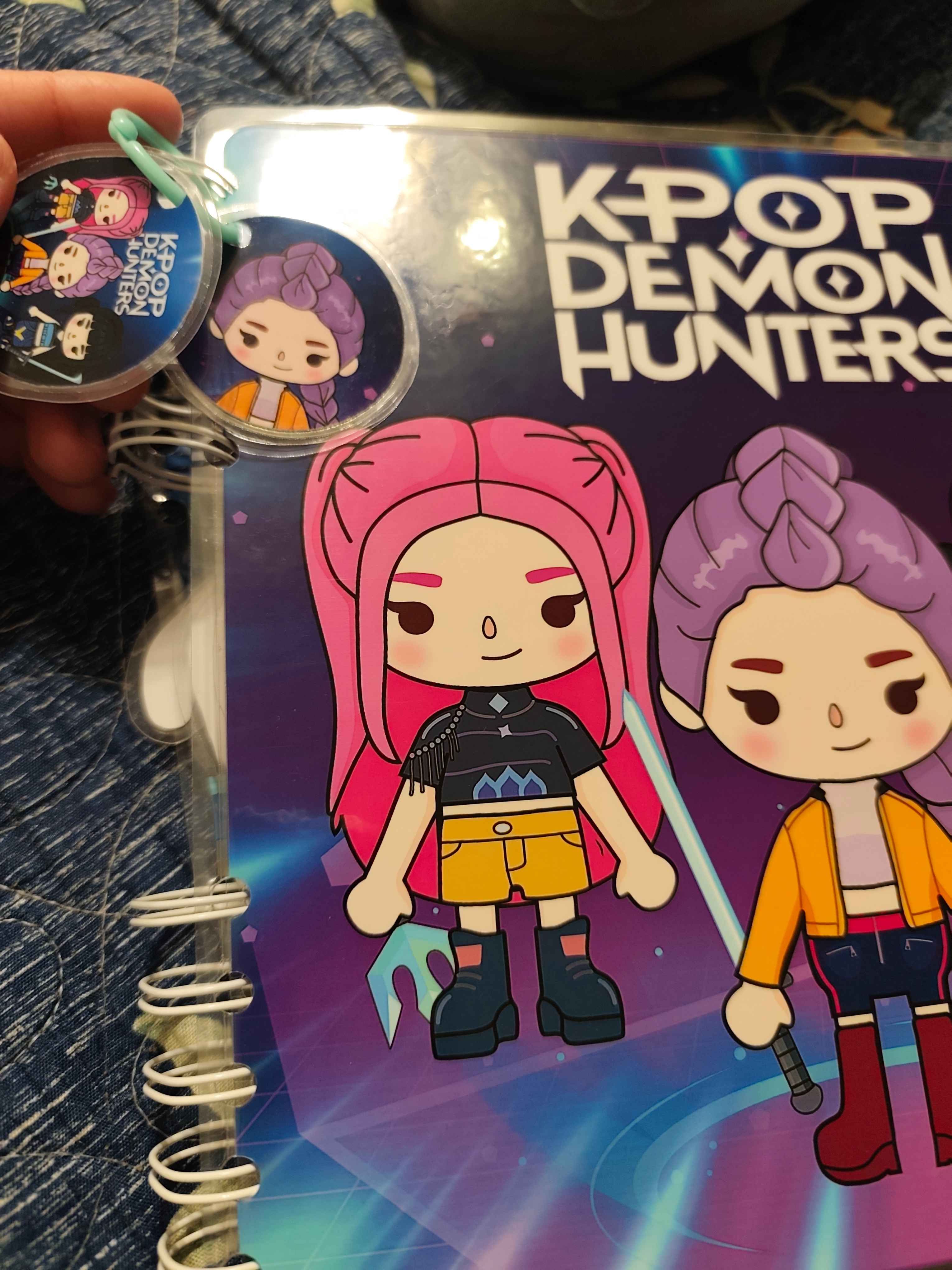 KPop Demon Hunters uslubidagi yopishqoq o‘yin albomi, shayton ovchisi keypopi