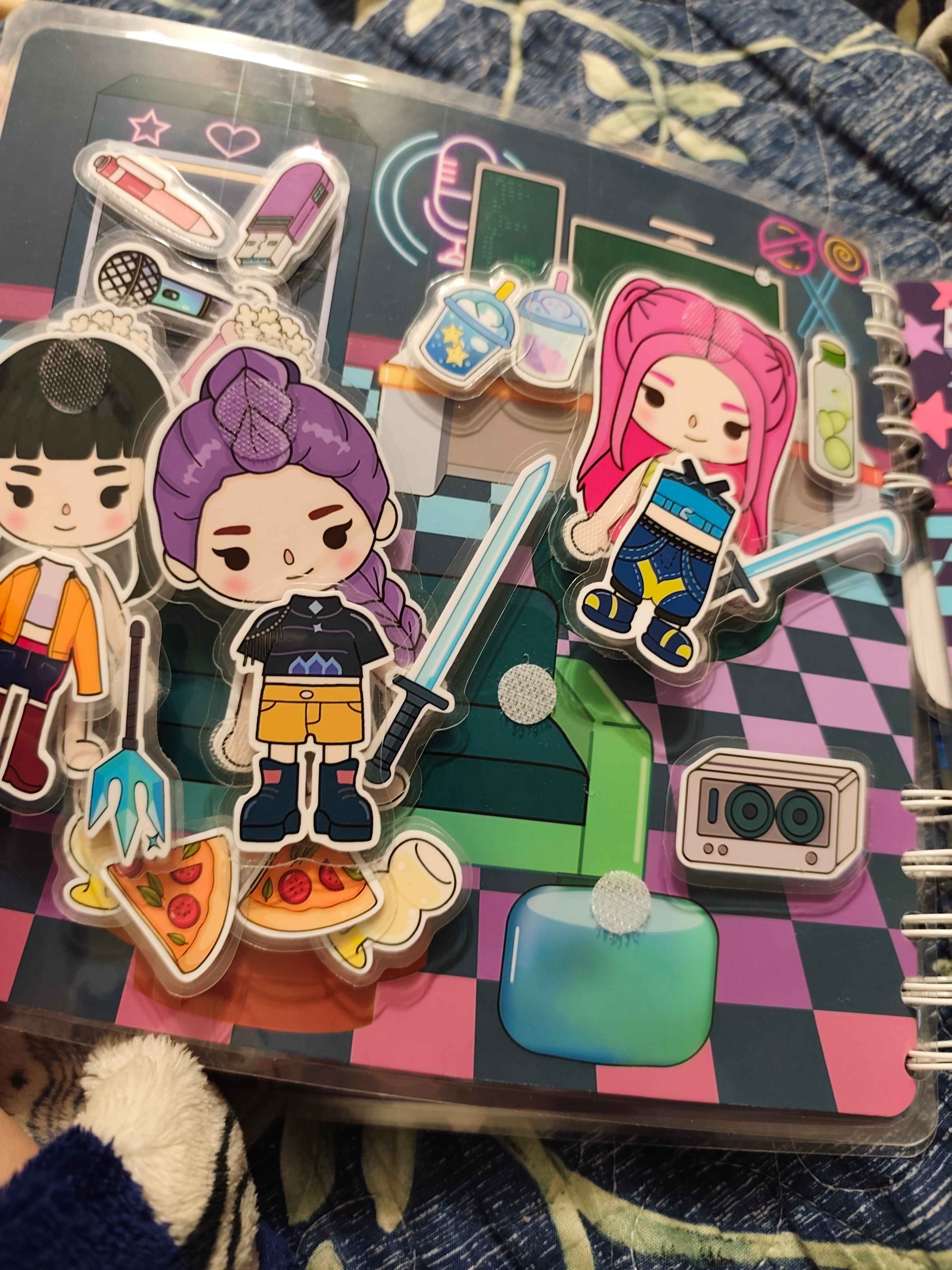 KPop Demon Hunters uslubidagi yopishqoq o‘yin albomi, shayton ovchisi keypopi