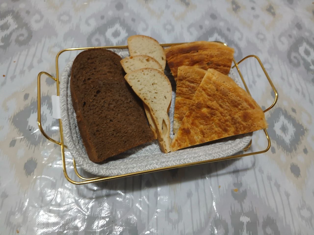 Хлебница с золотым каркасом и тканевой вставкой для современной кухни