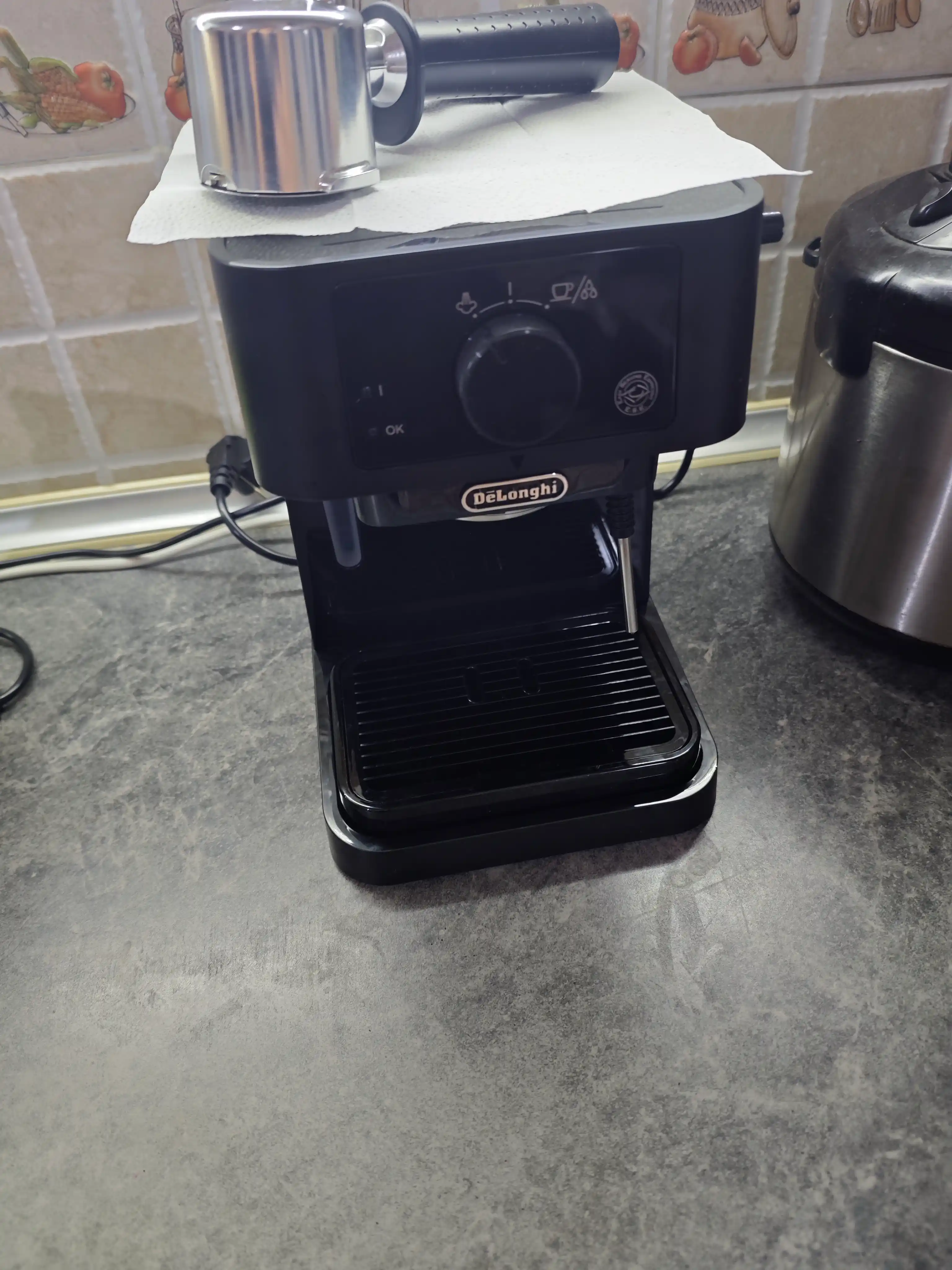 De’Longhi EC235.BK Stilosa shoxchali qahva qaynatgich, 15 bar, kapuchinator bilan