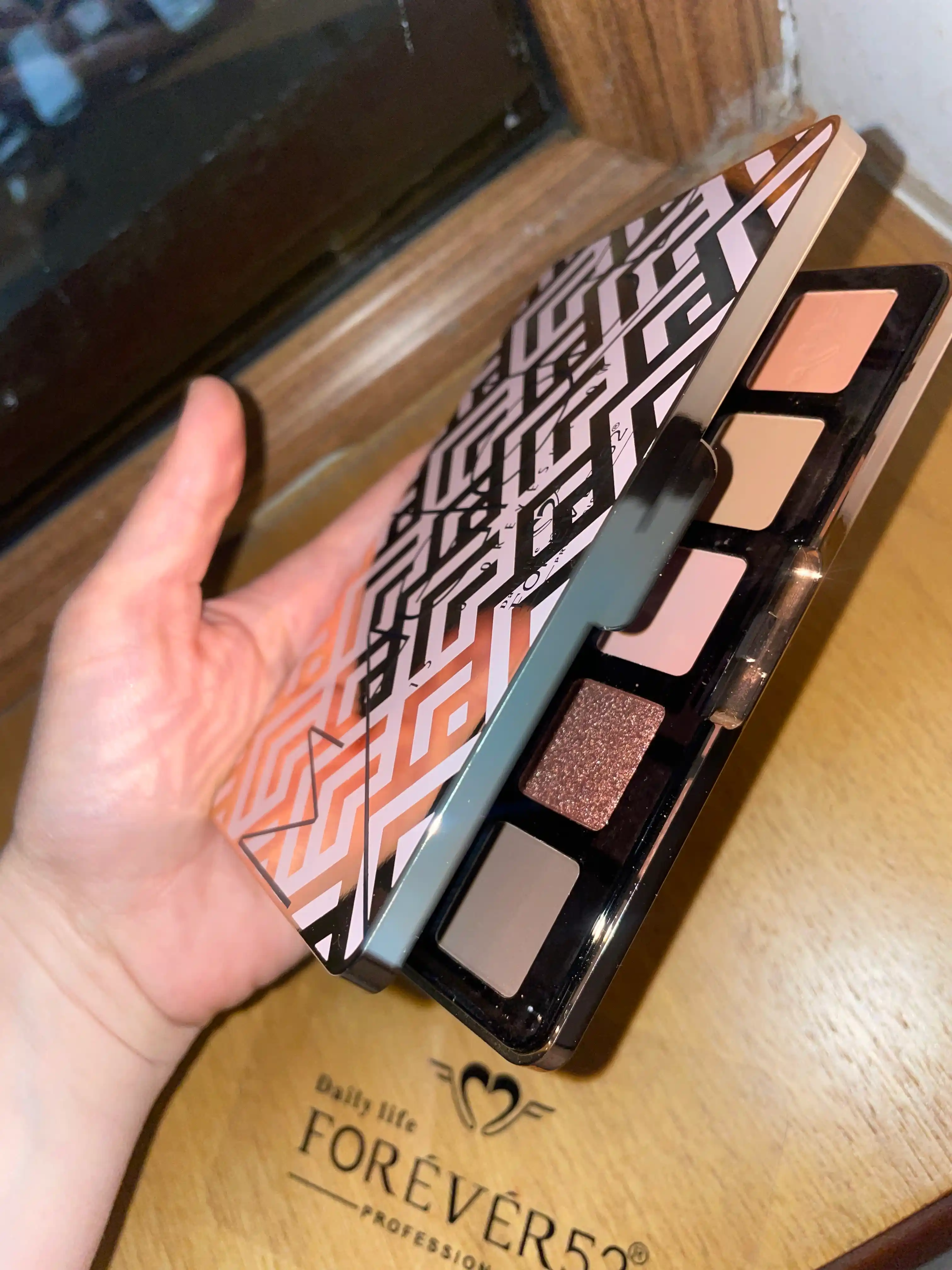 Forever 52 Maglque 15 color eyeshadow, 15 ta rangdan iborat tenlar palitrasi, 15 gr