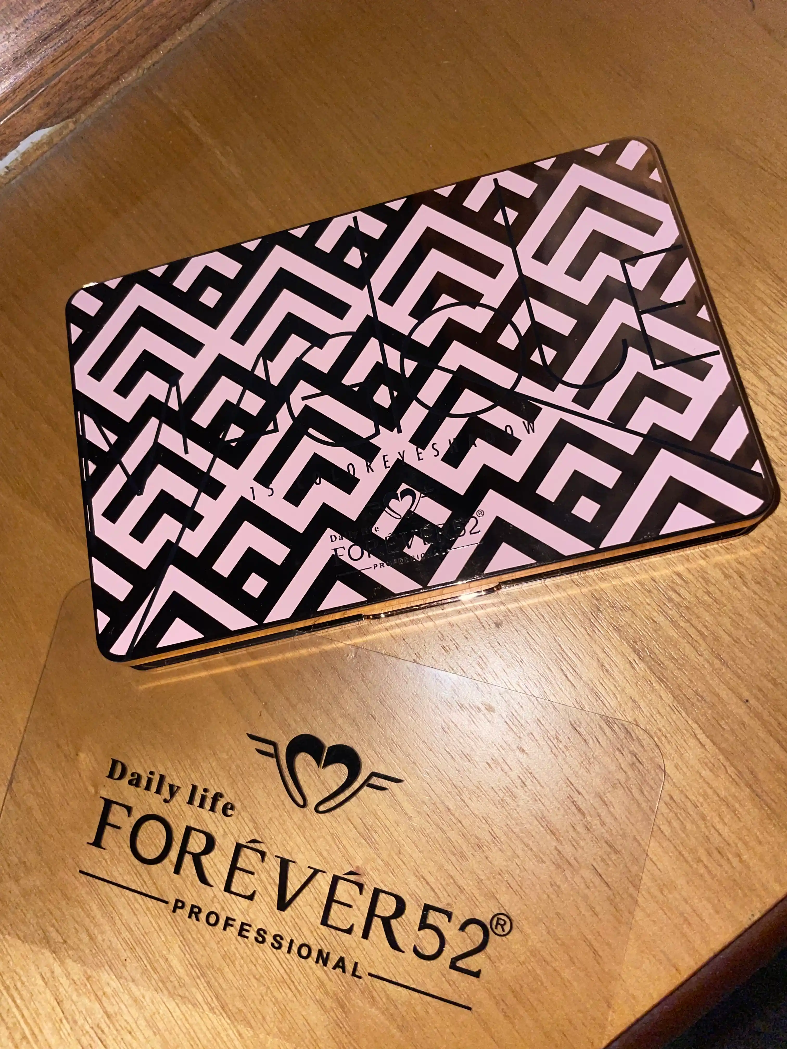 Forever 52 Maglque 15 color eyeshadow, 15 ta rangdan iborat tenlar palitrasi, 15 gr