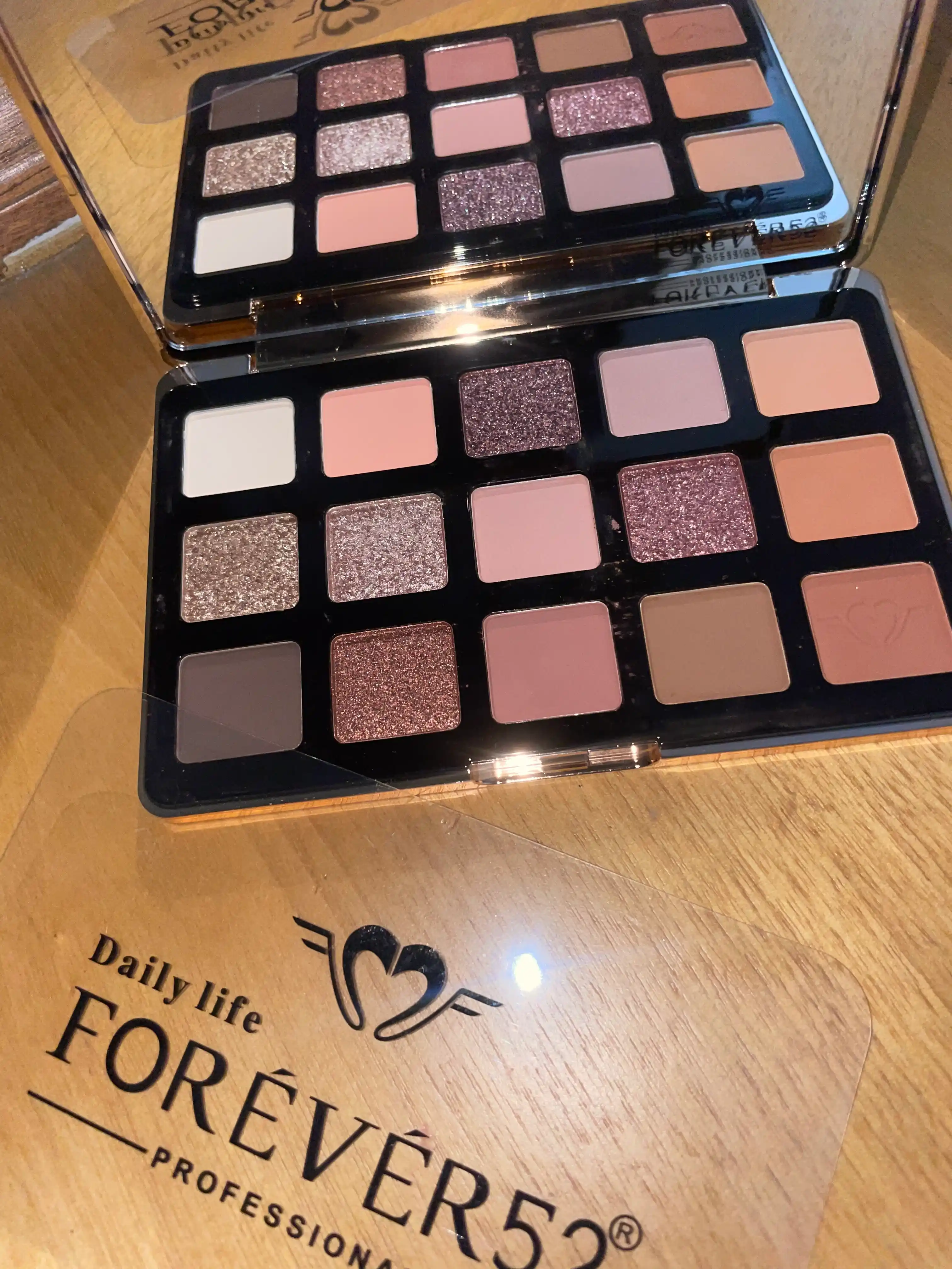Forever 52 Maglque 15 color eyeshadow, 15 ta rangdan iborat tenlar palitrasi, 15 gr