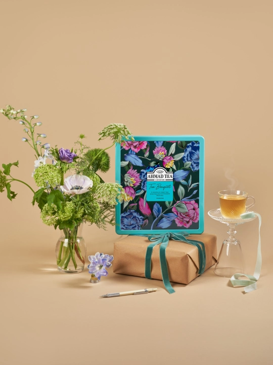 Choy to‘plami Ahmad Tea Tea Bouquet 8×9×8, qora choy assorti, 9 dona temir quti  * * - 