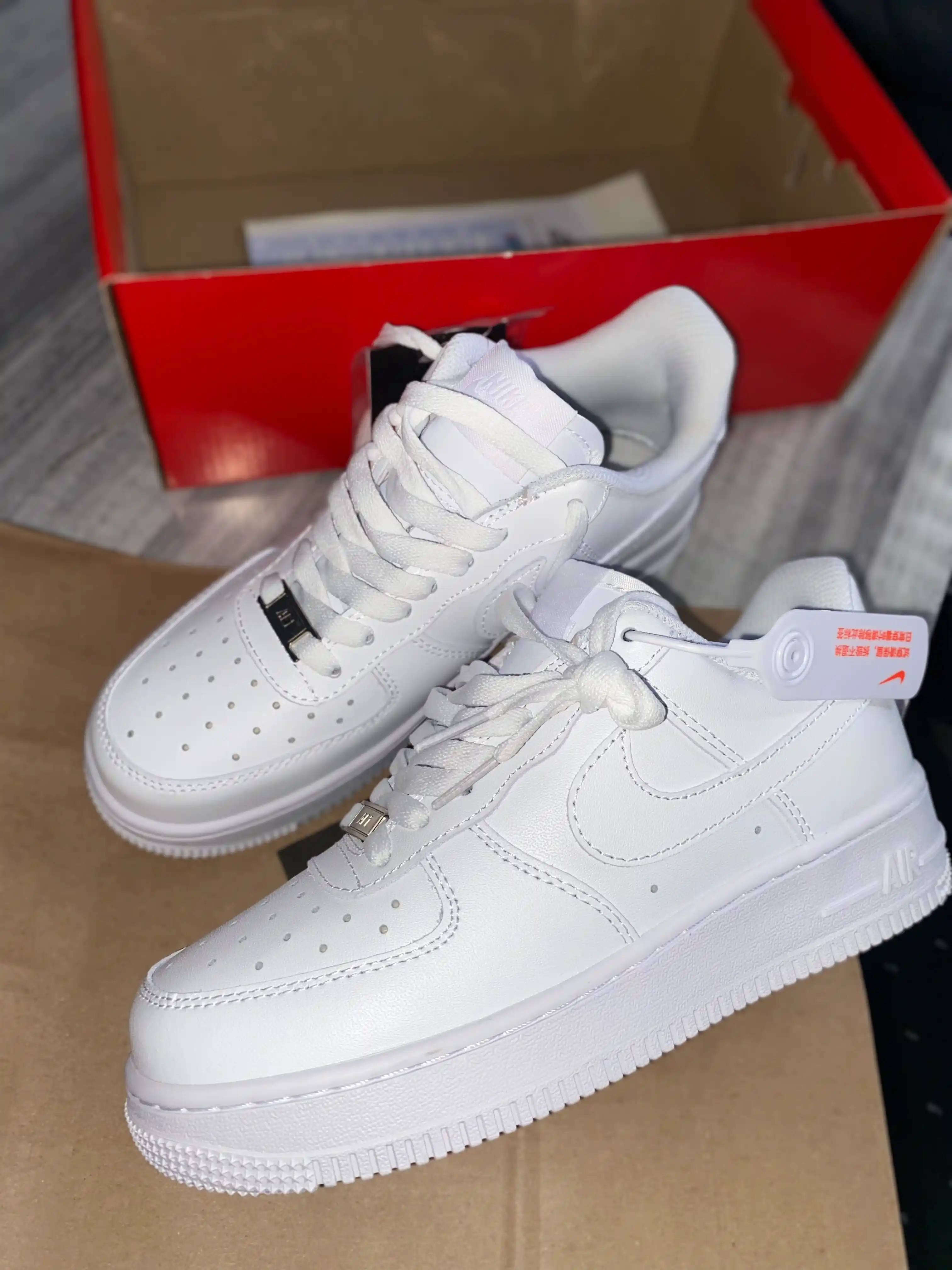 Nike Air Force 1 Classic – Oq rangli universal krossovkalar karobka hujjatlari bilan
