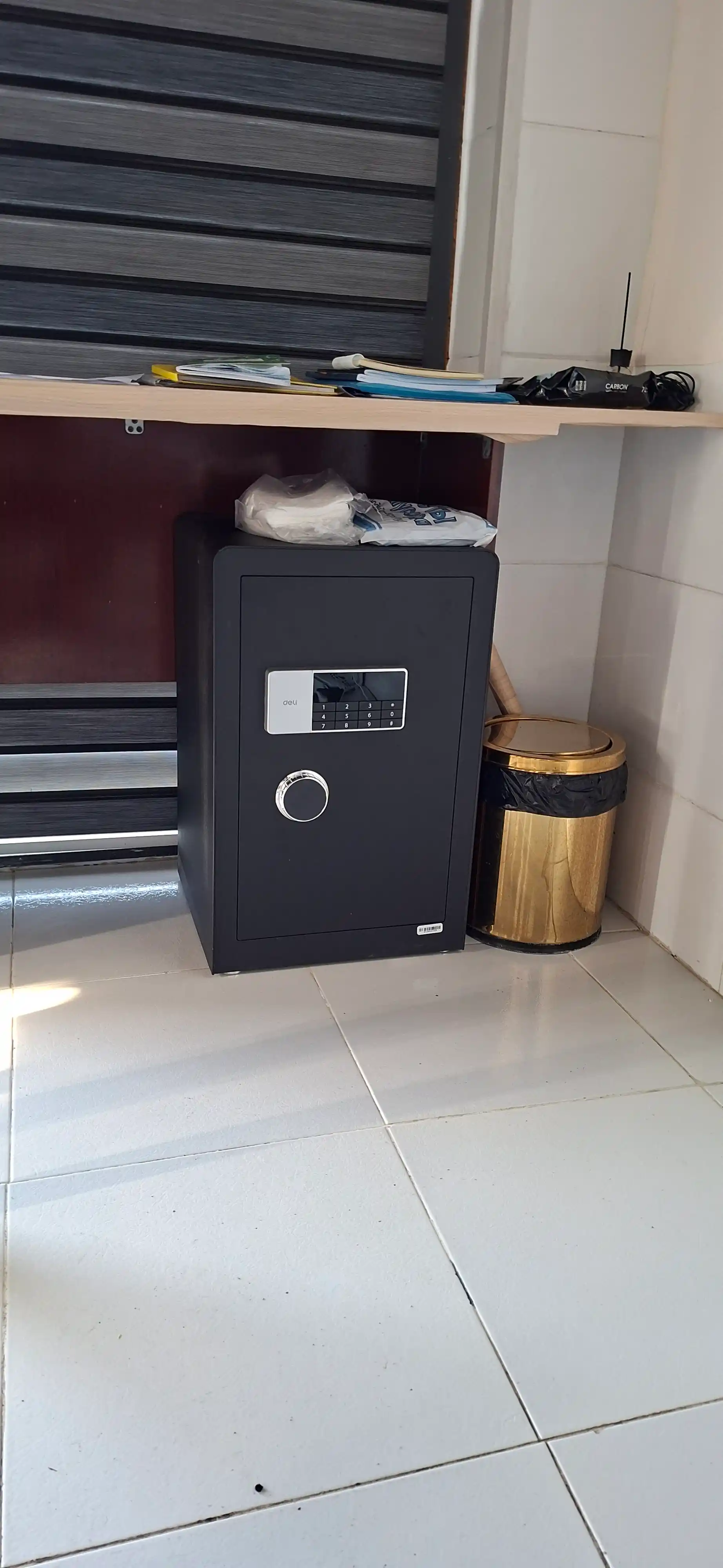 Seyf 600 * 380 * 360 ET552 Deli elektron kodi + kalit, qora,  28 kg