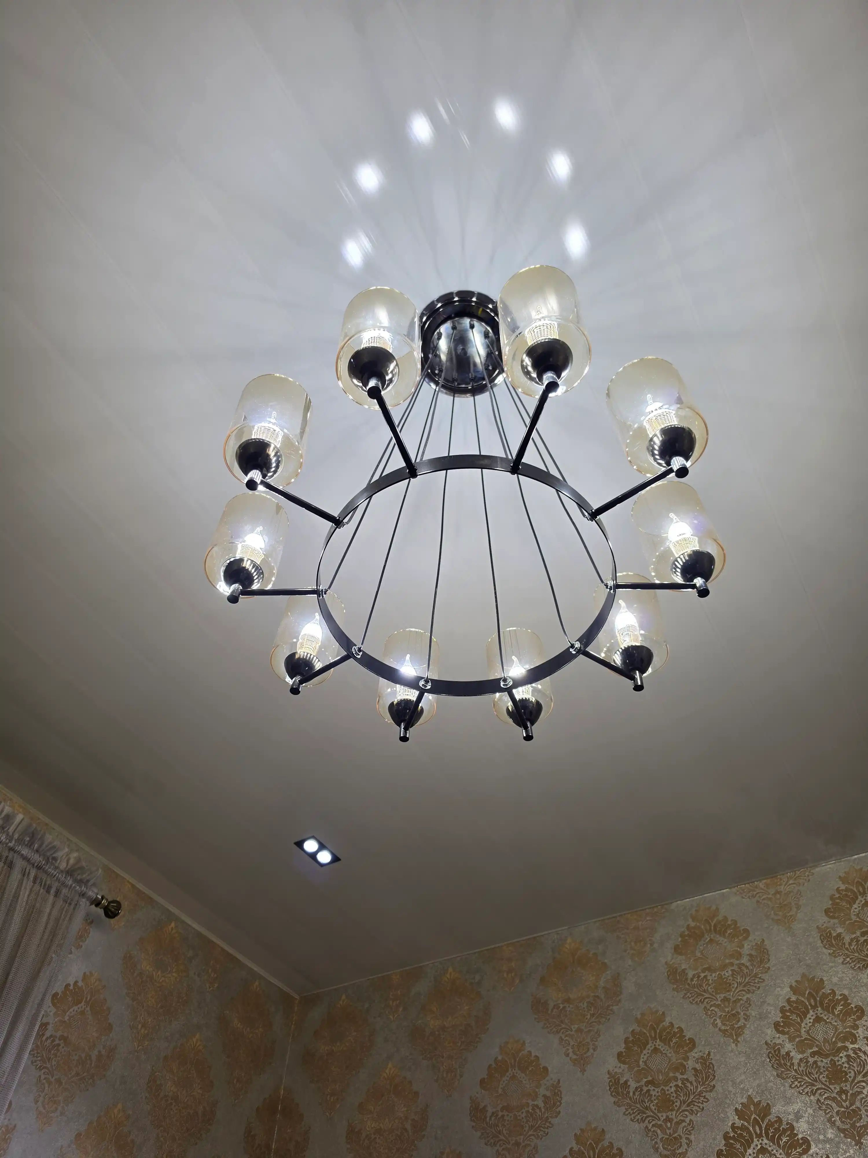 Dizayner lyustra, 10 lampali, shisha plafon, 30 m² gacha, balandligi sozlanish