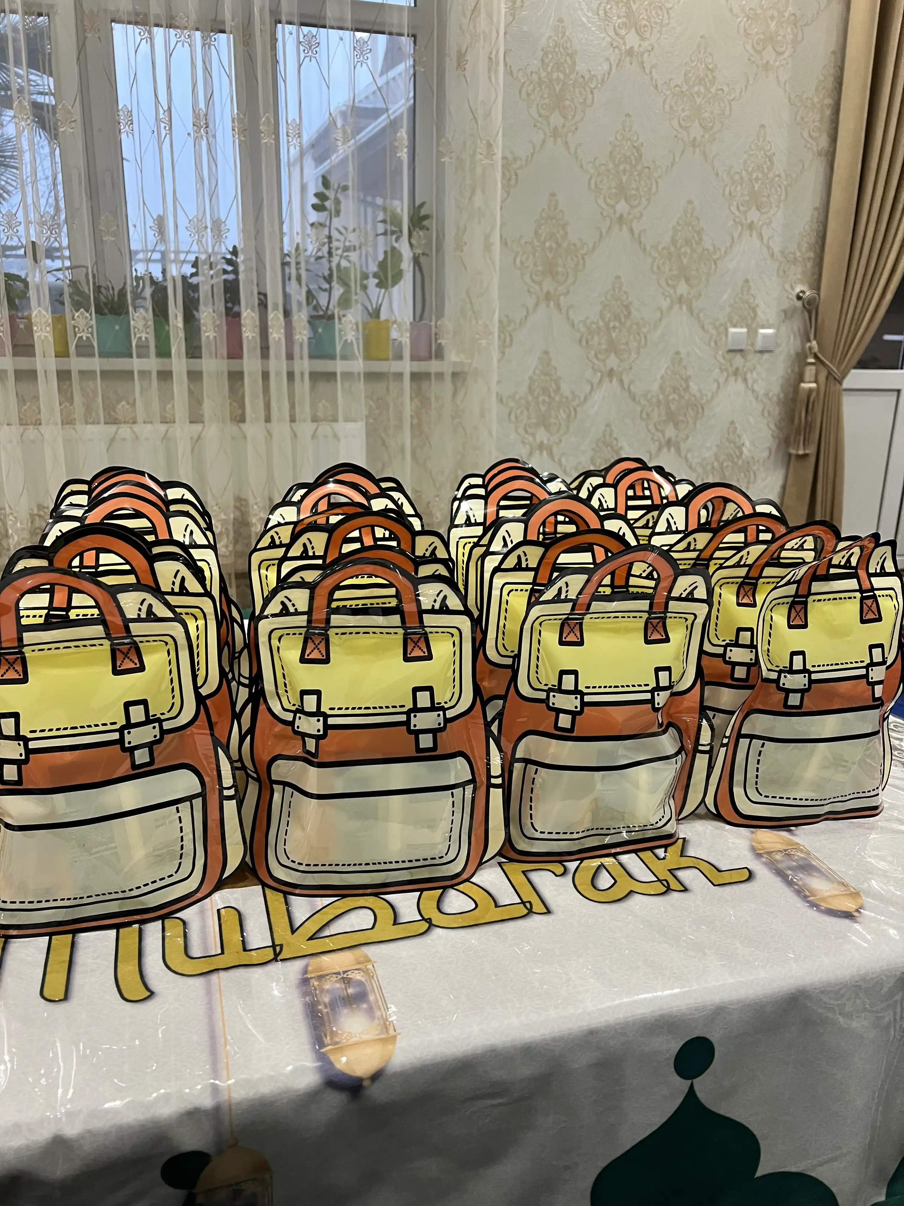 Maktab va bog‘cha uchun sovg‘a paketlari — shirinlik va pechenyelar uchun paket. 28x24sm