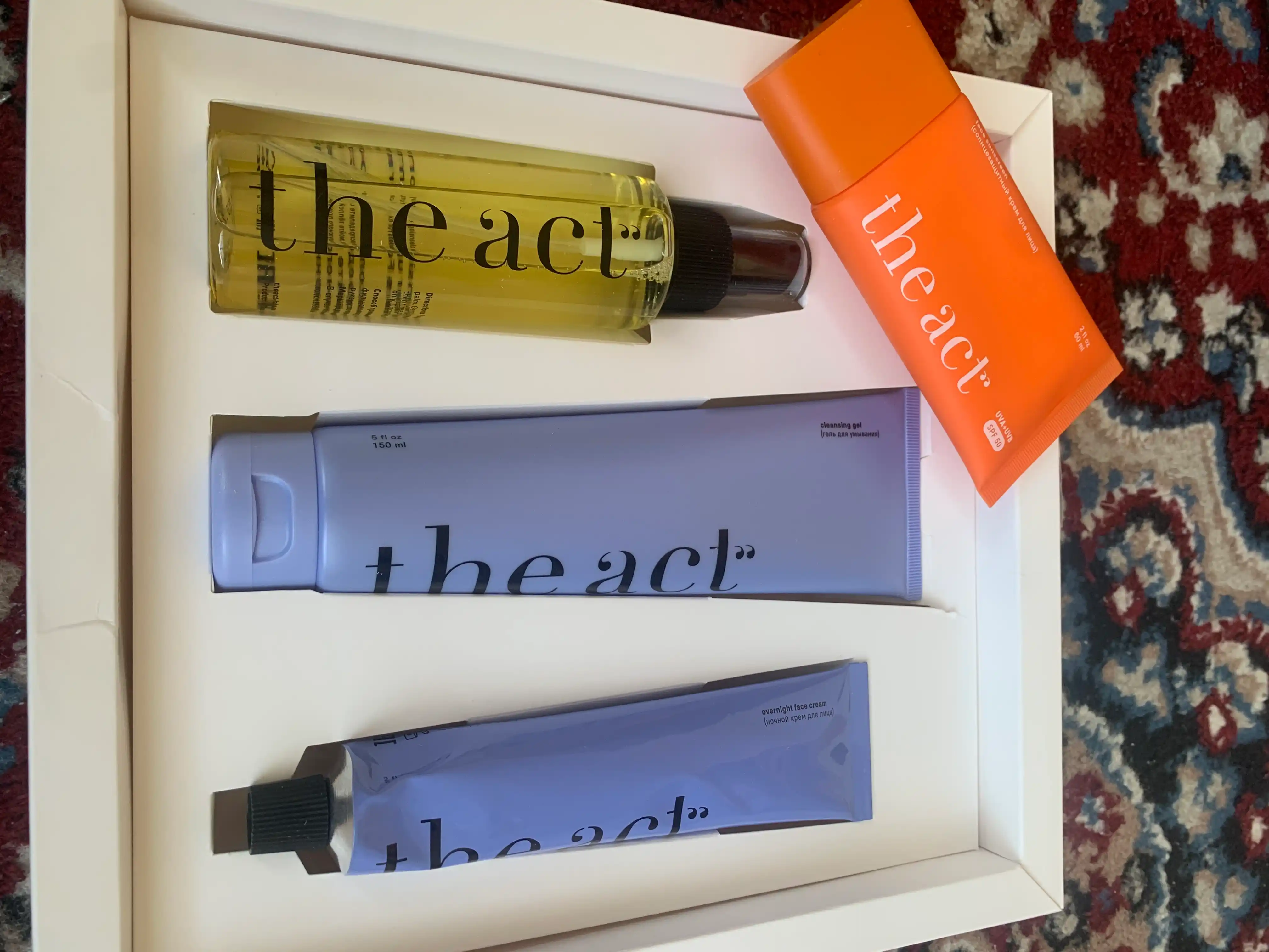 The Act SPF50 quyoshdan himoya kremi, SPF30 losyonlar va SPF15 shimmerli moy, SPF krem