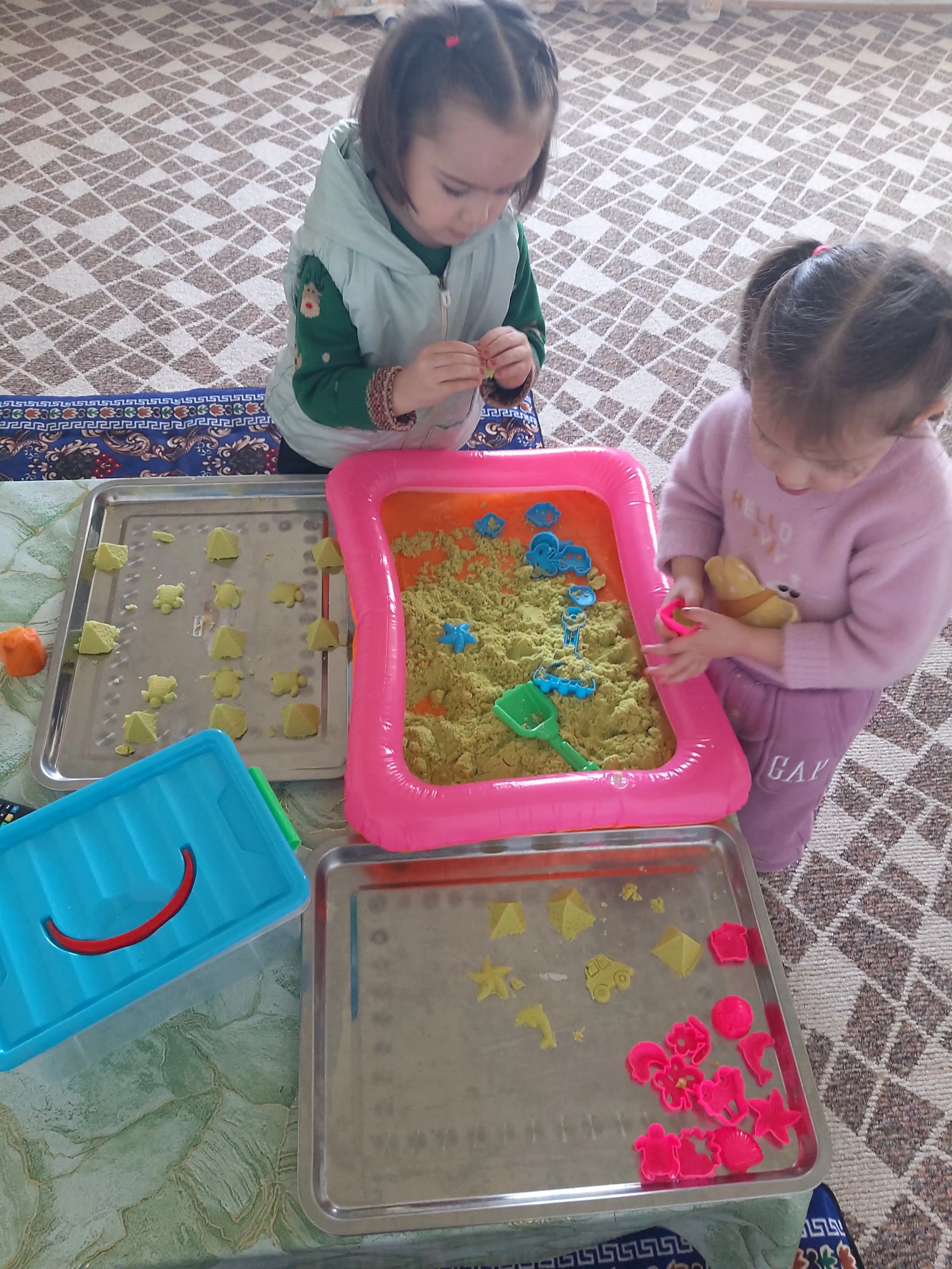 Kinetik qum - 1/2/4 kg, yasash va o‘ynash uchun to‘plam, shishiriladigan basseyn bilan