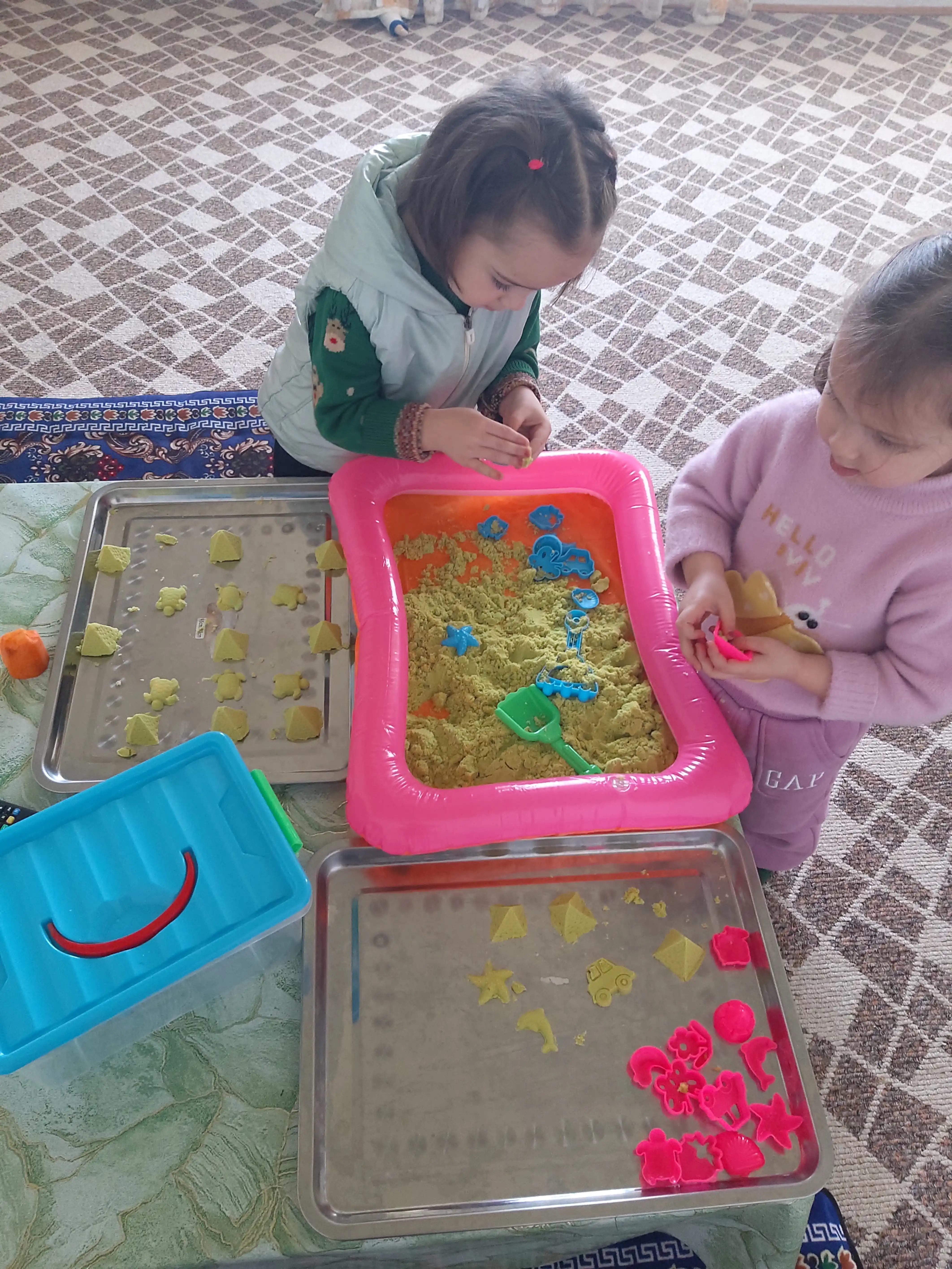 Kinetik qum - 1/2/4 kg, yasash va o‘ynash uchun to‘plam, shishiriladigan basseyn bilan