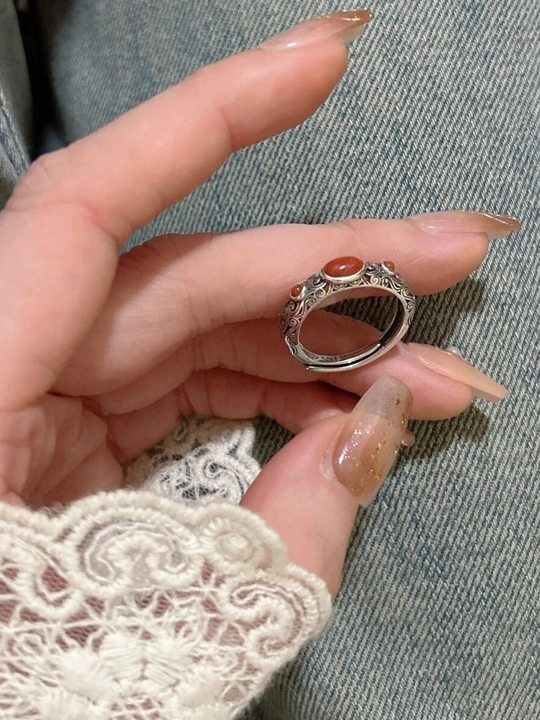 Qizil toshli vintage ayollar uzugi kumush rang zamonaviy va nafis taqinchoq