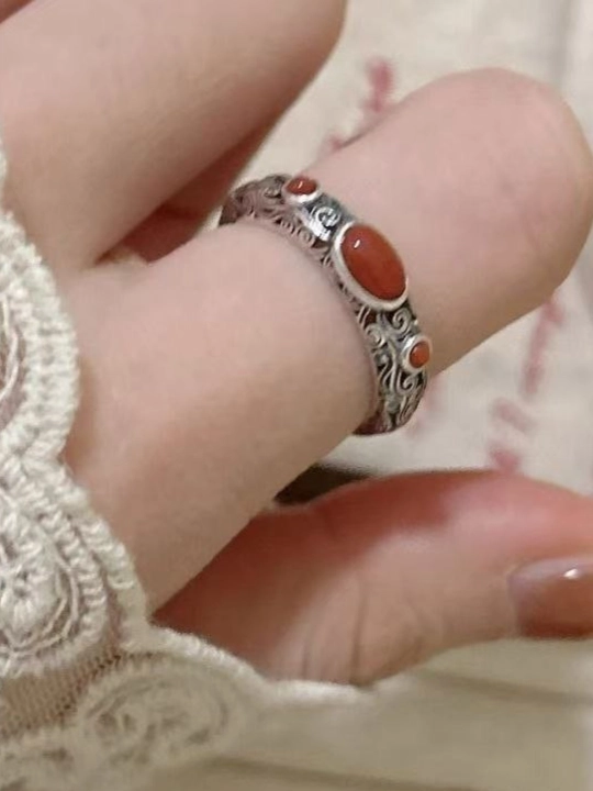 Qizil toshli vintage ayollar uzugi kumush rang zamonaviy va nafis taqinchoq