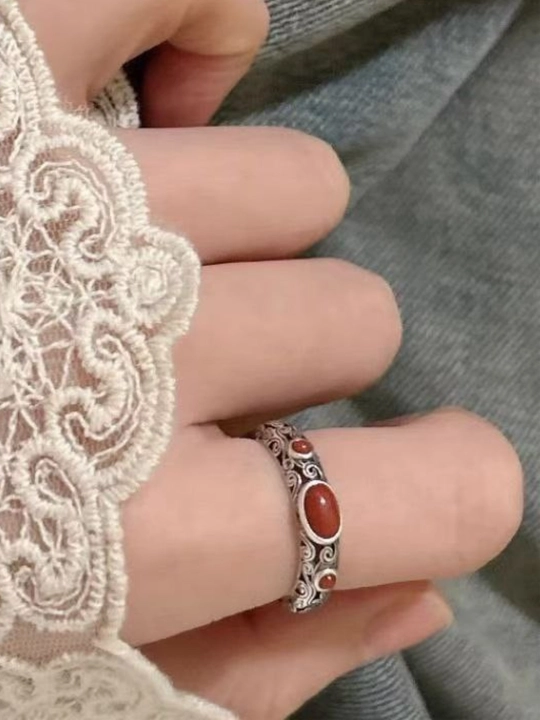 Qizil toshli vintage ayollar uzugi kumush rang zamonaviy va nafis taqinchoq