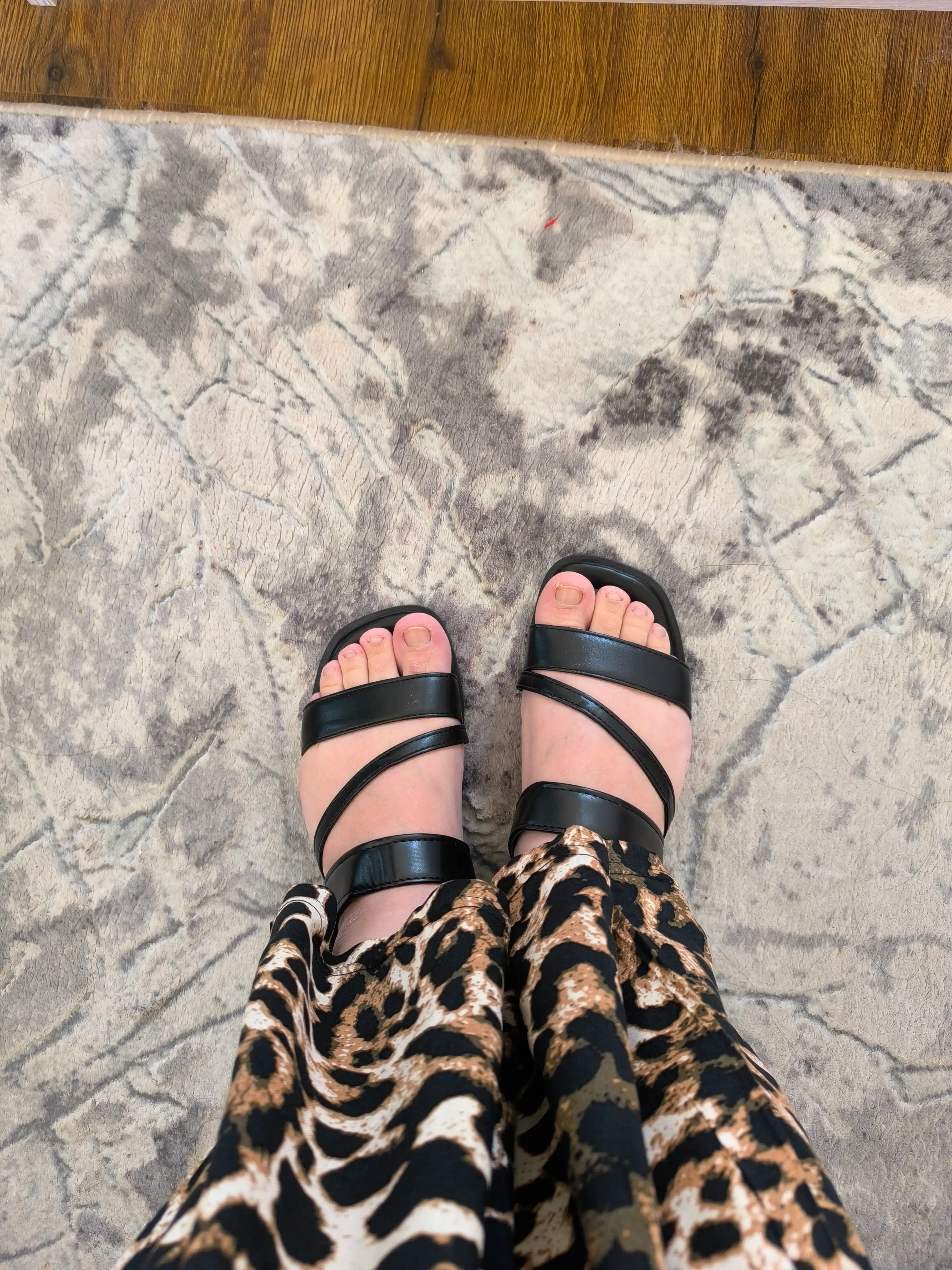 Ayollar sandallari, eko-charm sandallar, yumshoq tasodifiy