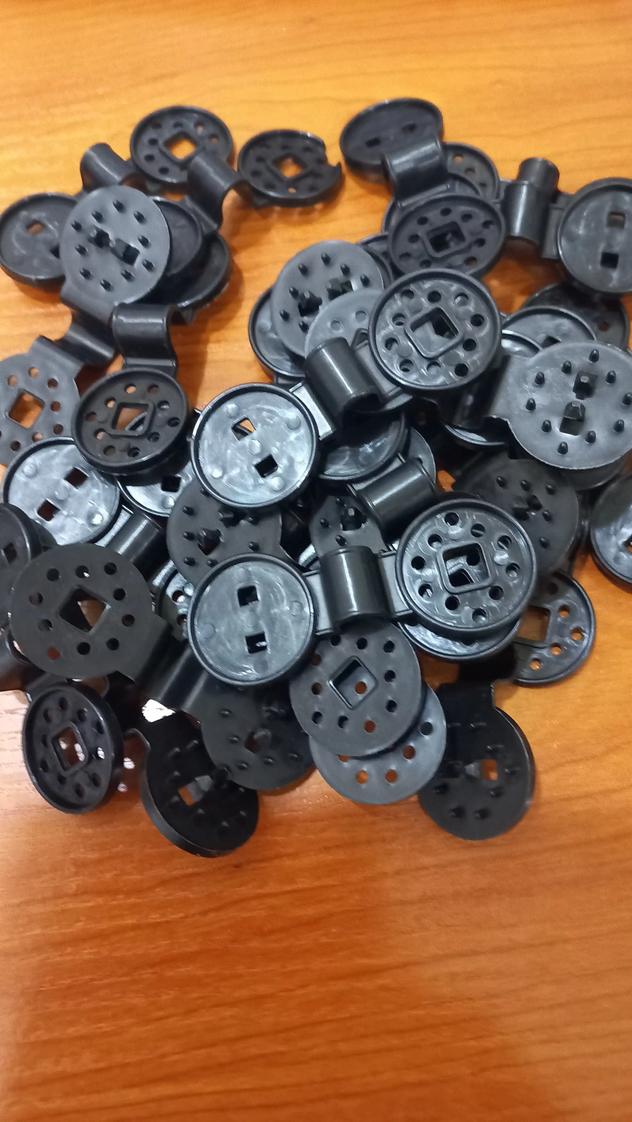Soya beruvchi matolar, quyoshdan himoyalovchi torlar, teplitsa uchun plastik qisqichlar