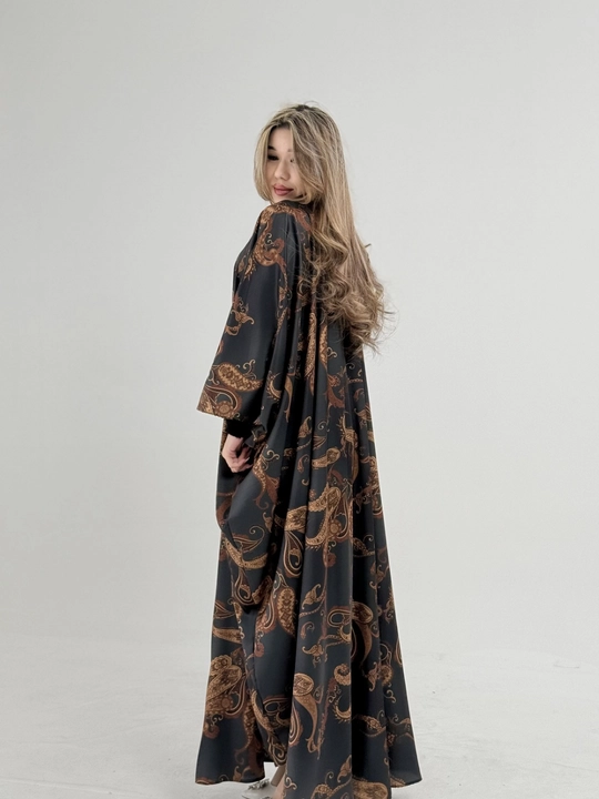 Yorqin naqshli, yengil va qulay nafis abaya