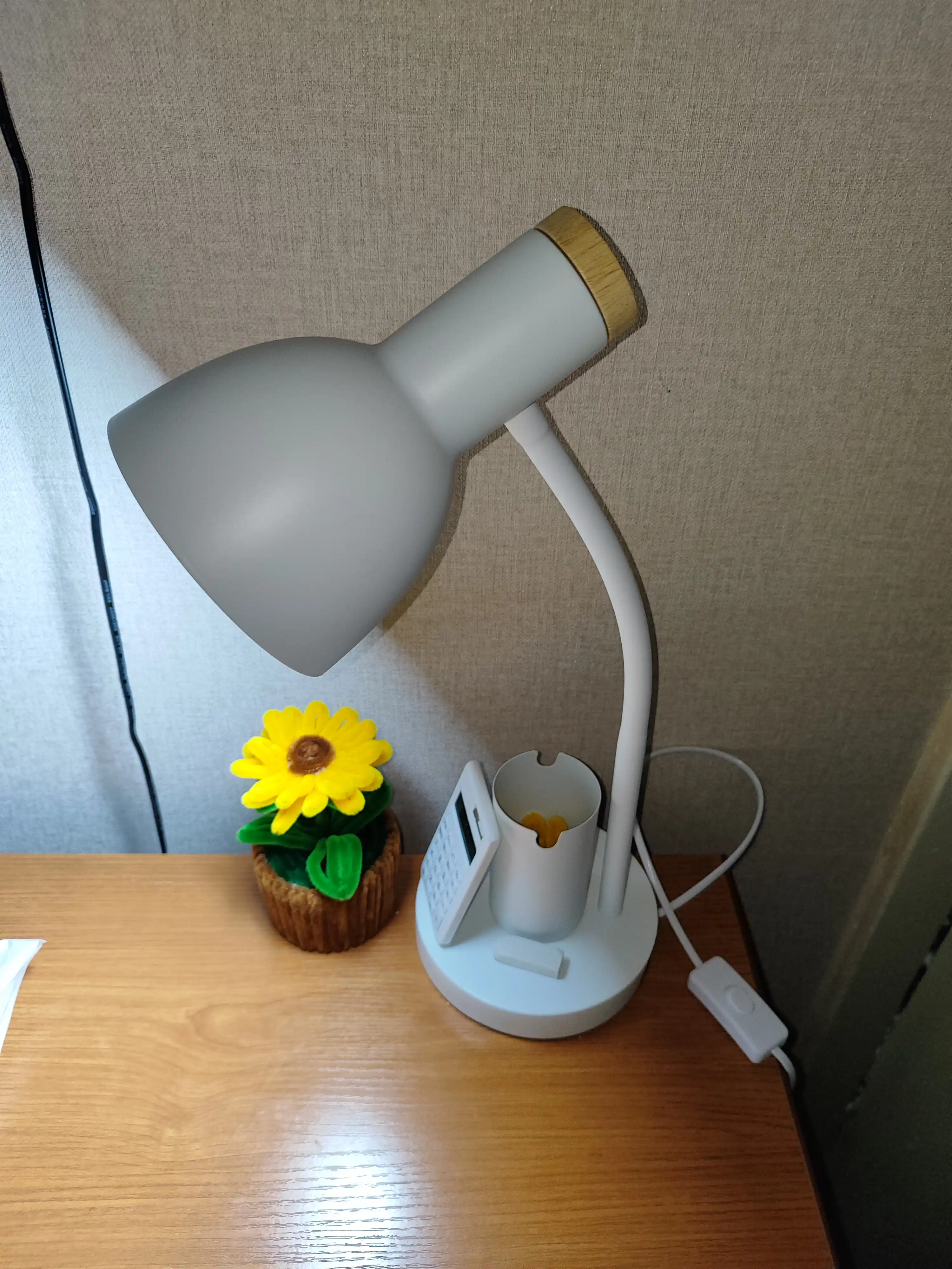 Yog'och tayanchli zamonaviy uslubdagi stol lampa  pushti,oq va qora ranglarda