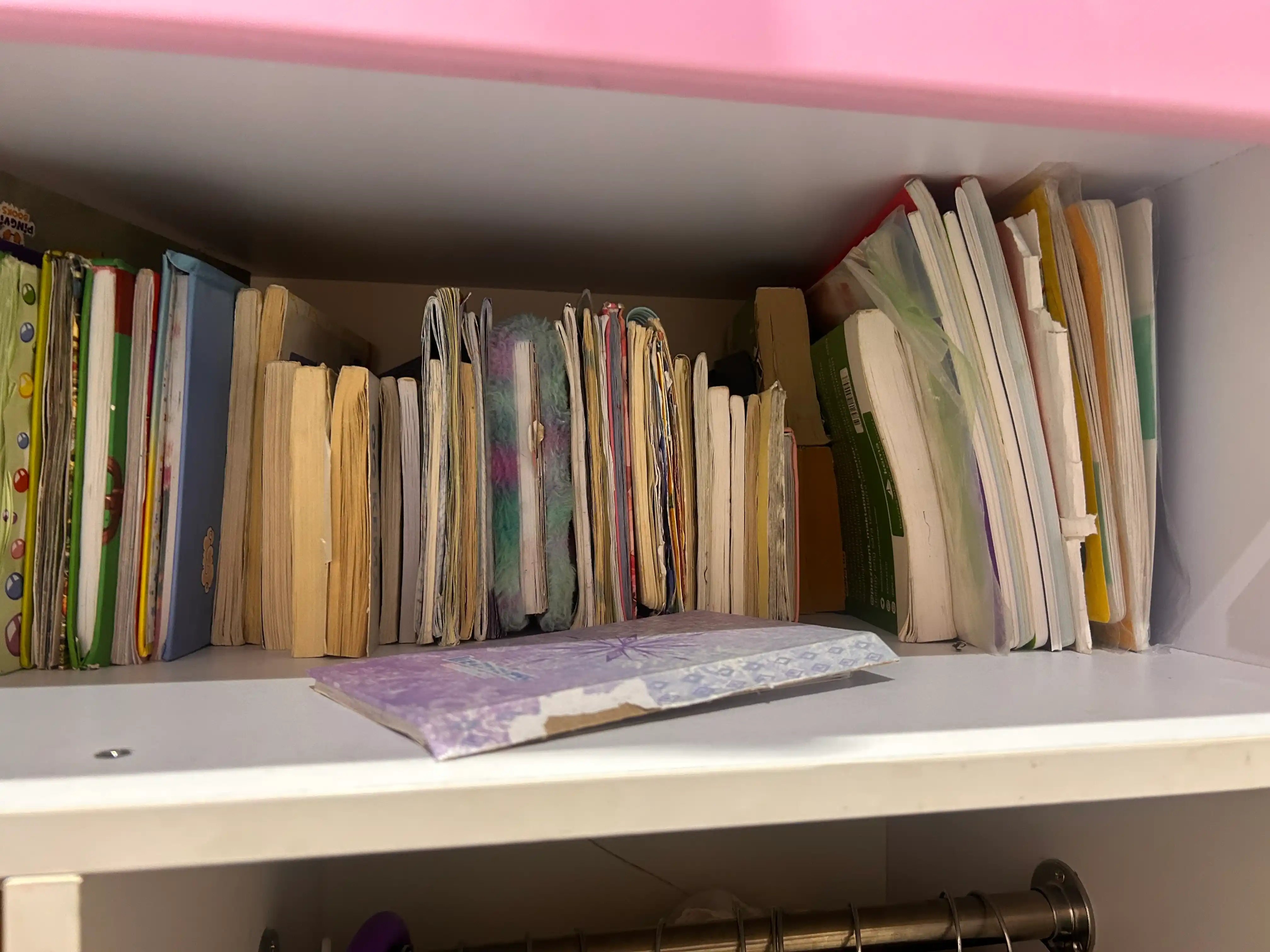 Kitoblar uchun yig'iluvchi organayzer ruchkalar uchun stakan bilan