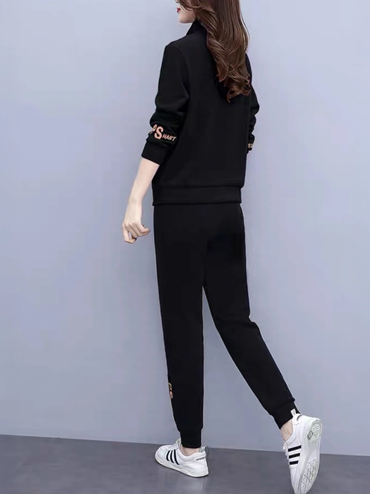 Ayollar sport kostyumi