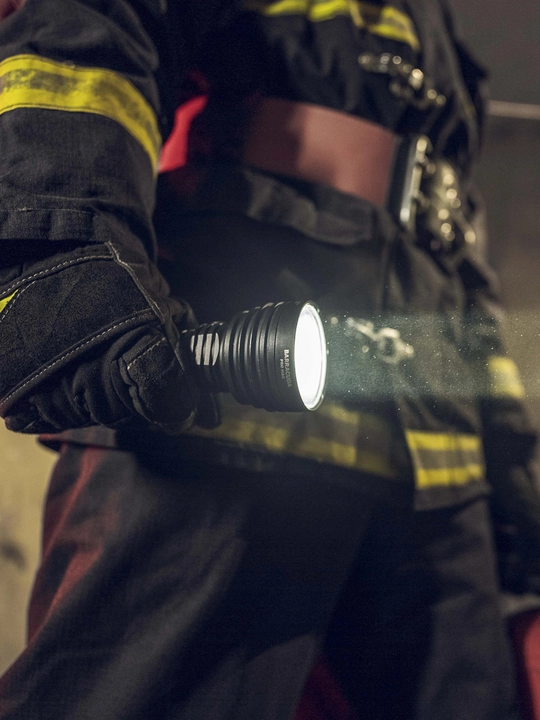 Фонарь-прожектор Armytek Barracuda Pro Max (луч холодный)
