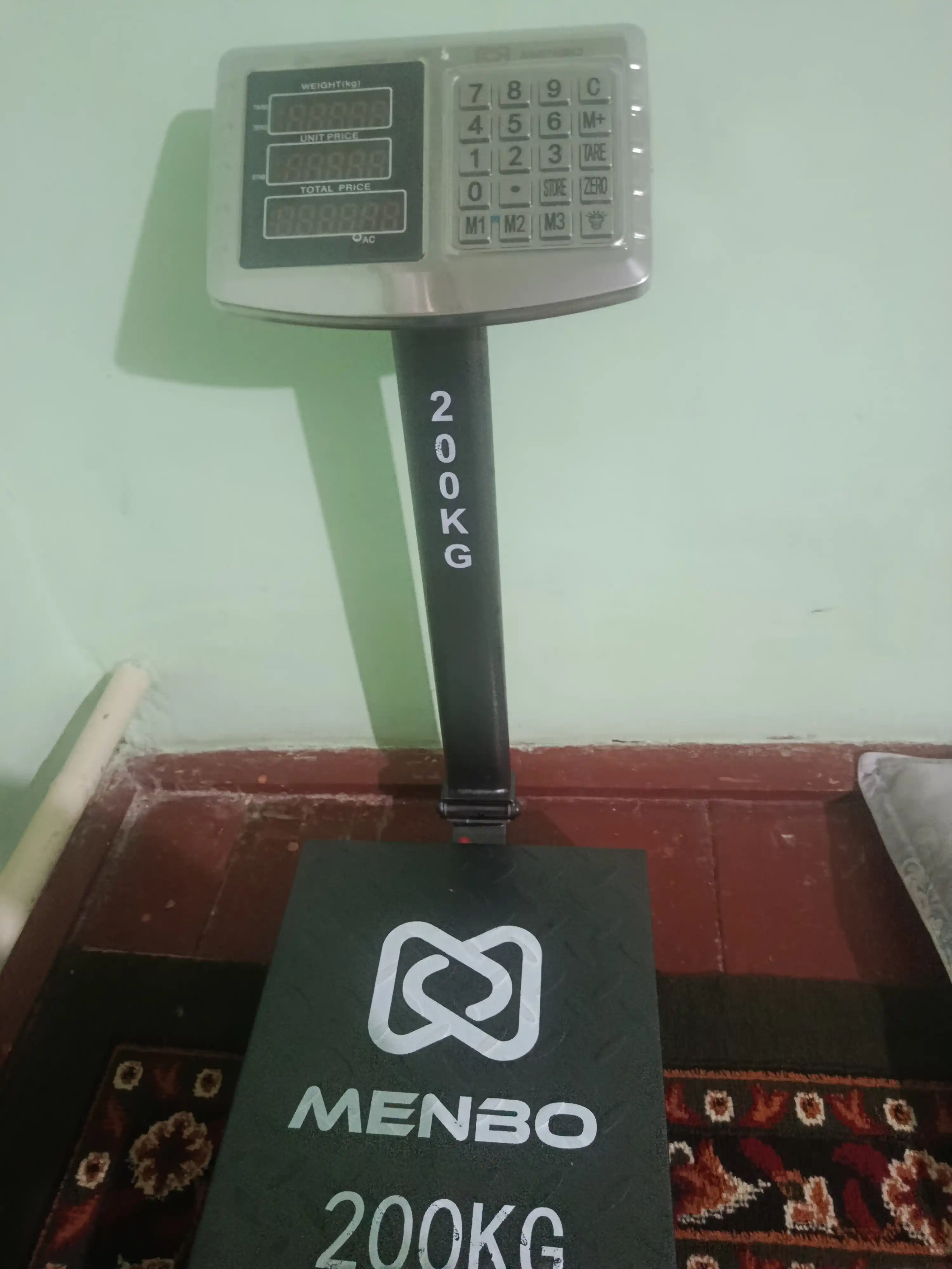 200 kg gacha elektron savdo tarozisi, aniqligi 100 g, stendli pol tarozisi