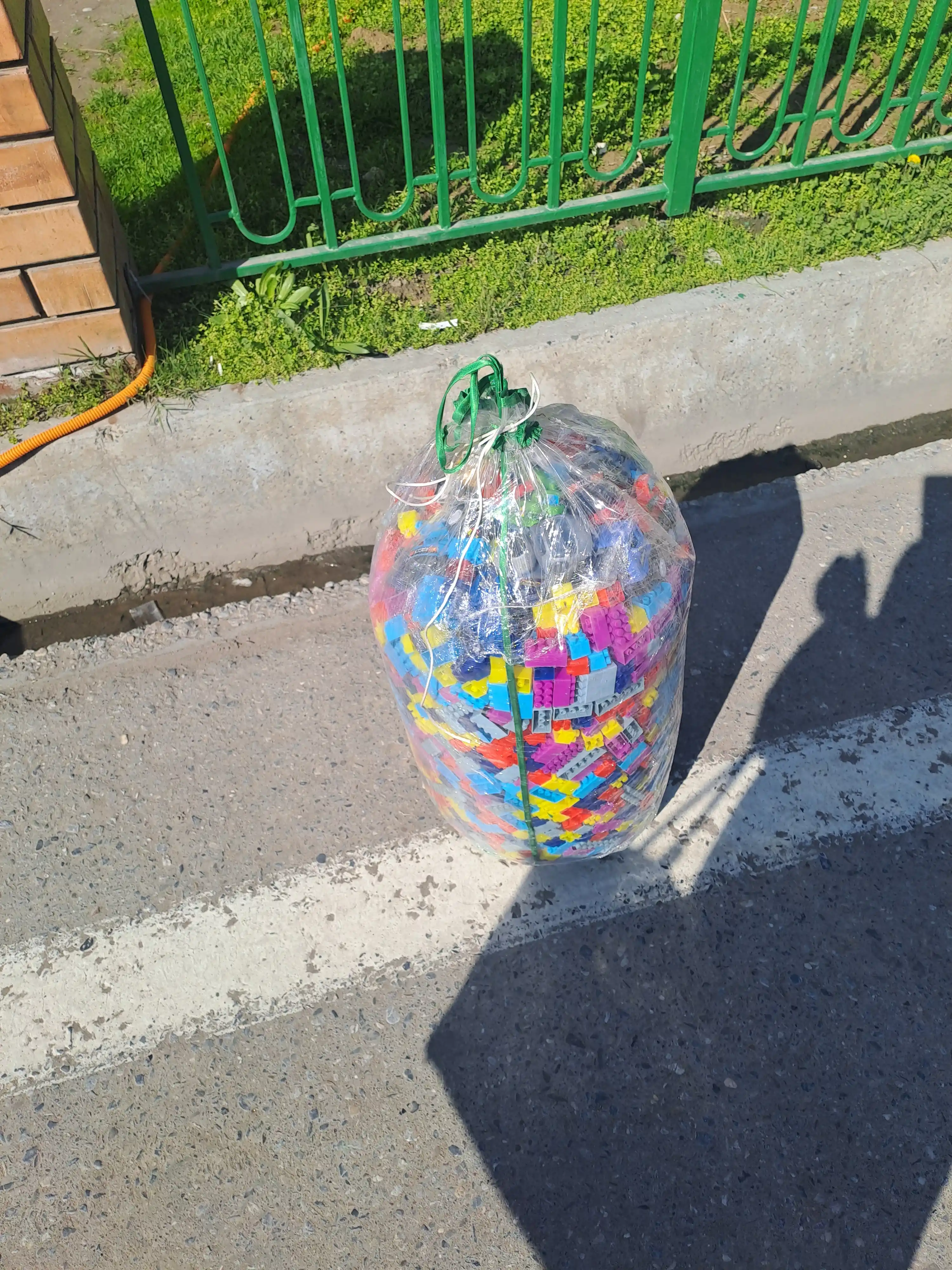 Qopchali LegoZavr konstruktorlari o‘yinchoqlar to‘plami bilan