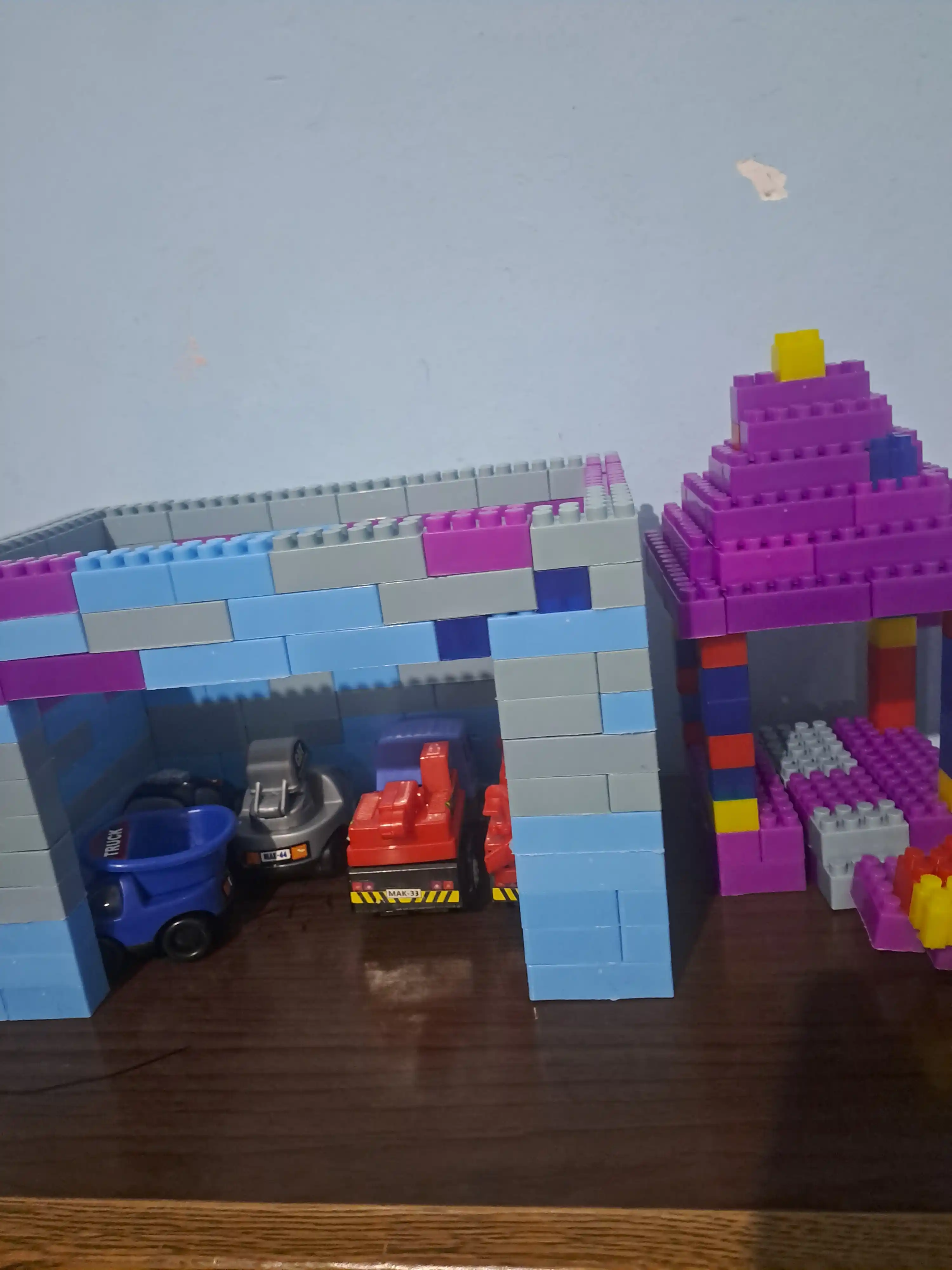 Qopchali LegoZavr konstruktorlari o‘yinchoqlar to‘plami bilan