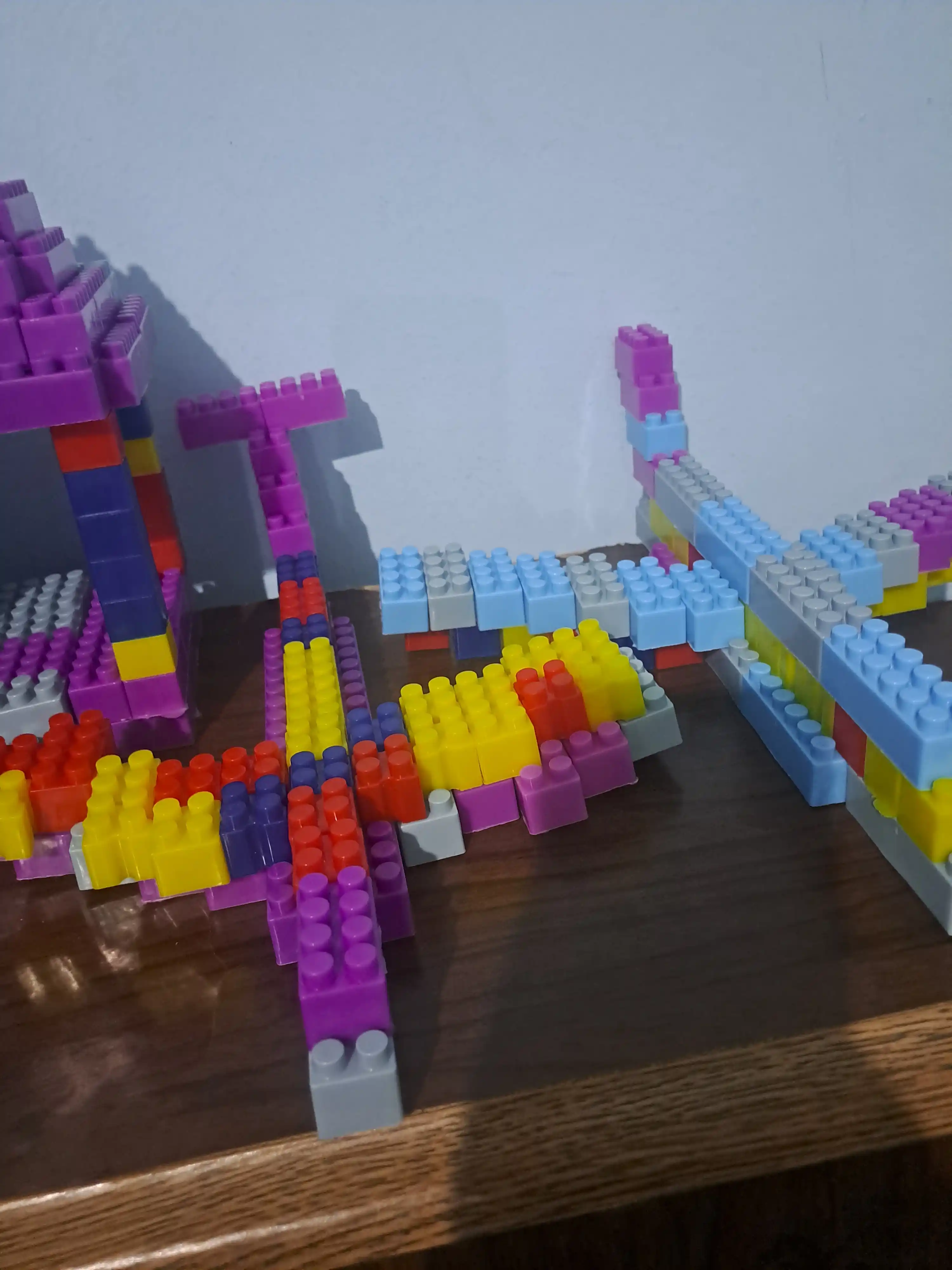 Qopchali LegoZavr konstruktorlari o‘yinchoqlar to‘plami bilan
