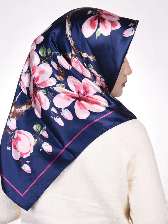 Ayollar atlas ro'moli, gulli print 90х90 - 