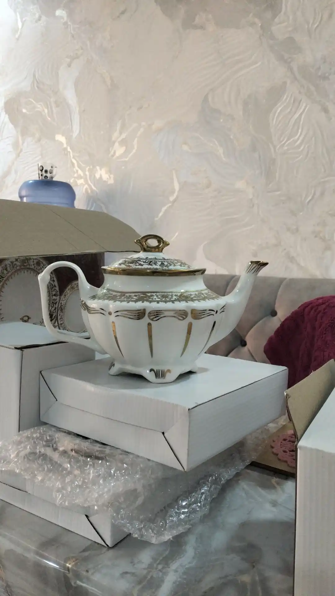 Фарфоровый сервиз – чайник, пиалы и тарелки (32+1 предмет)