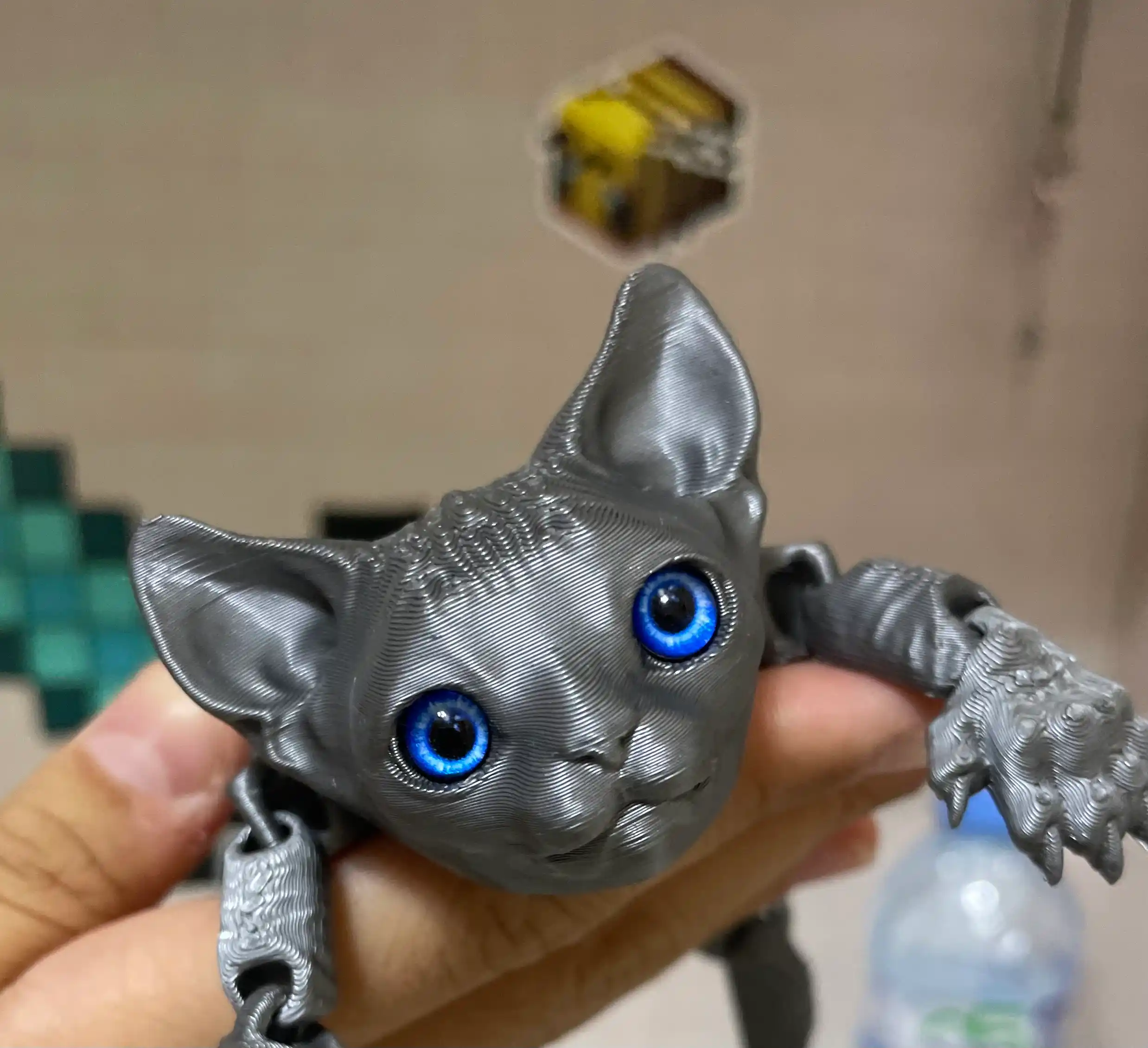 3D printerda chop etilgan antistress harakatlanuvchi o‘yinchoq mushukcha sfinks